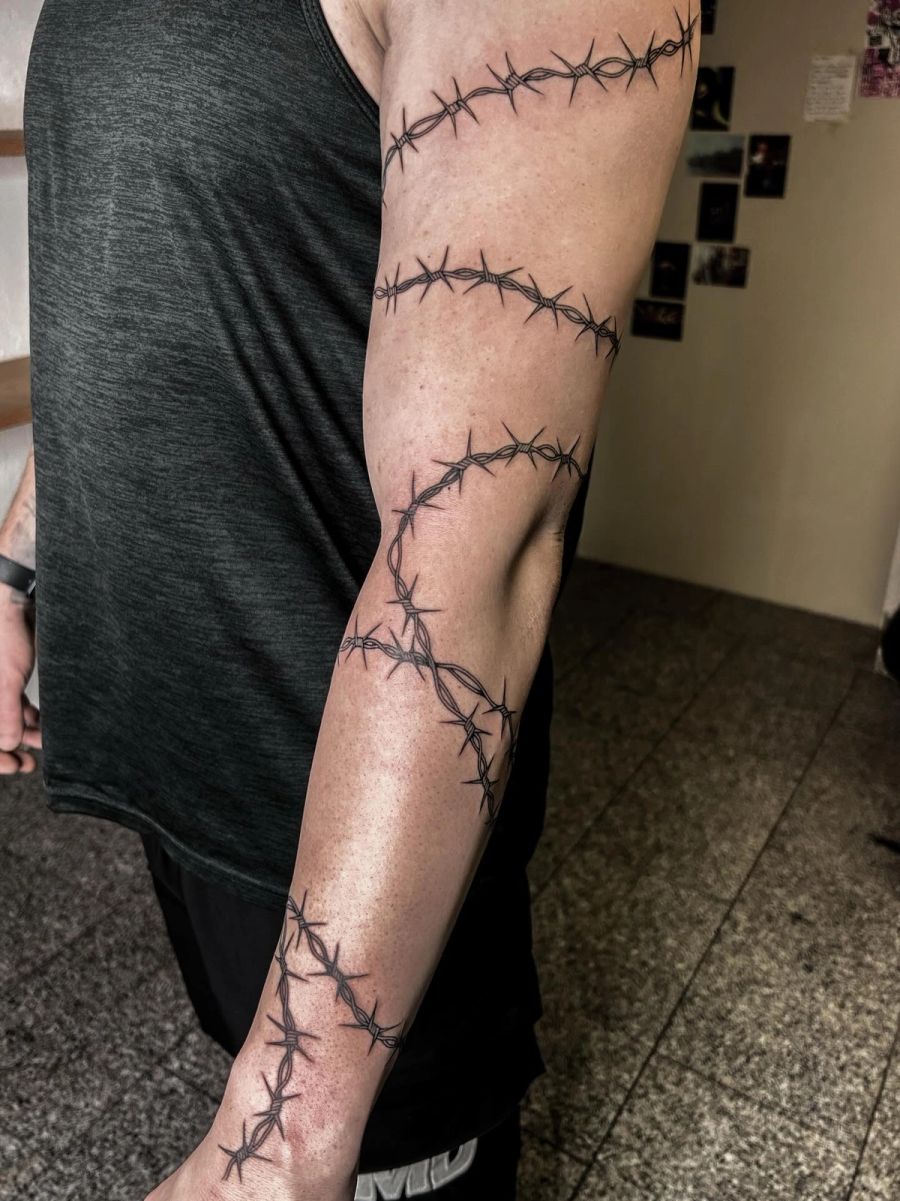 Stacheldraht entlang des Arms, feine Linien