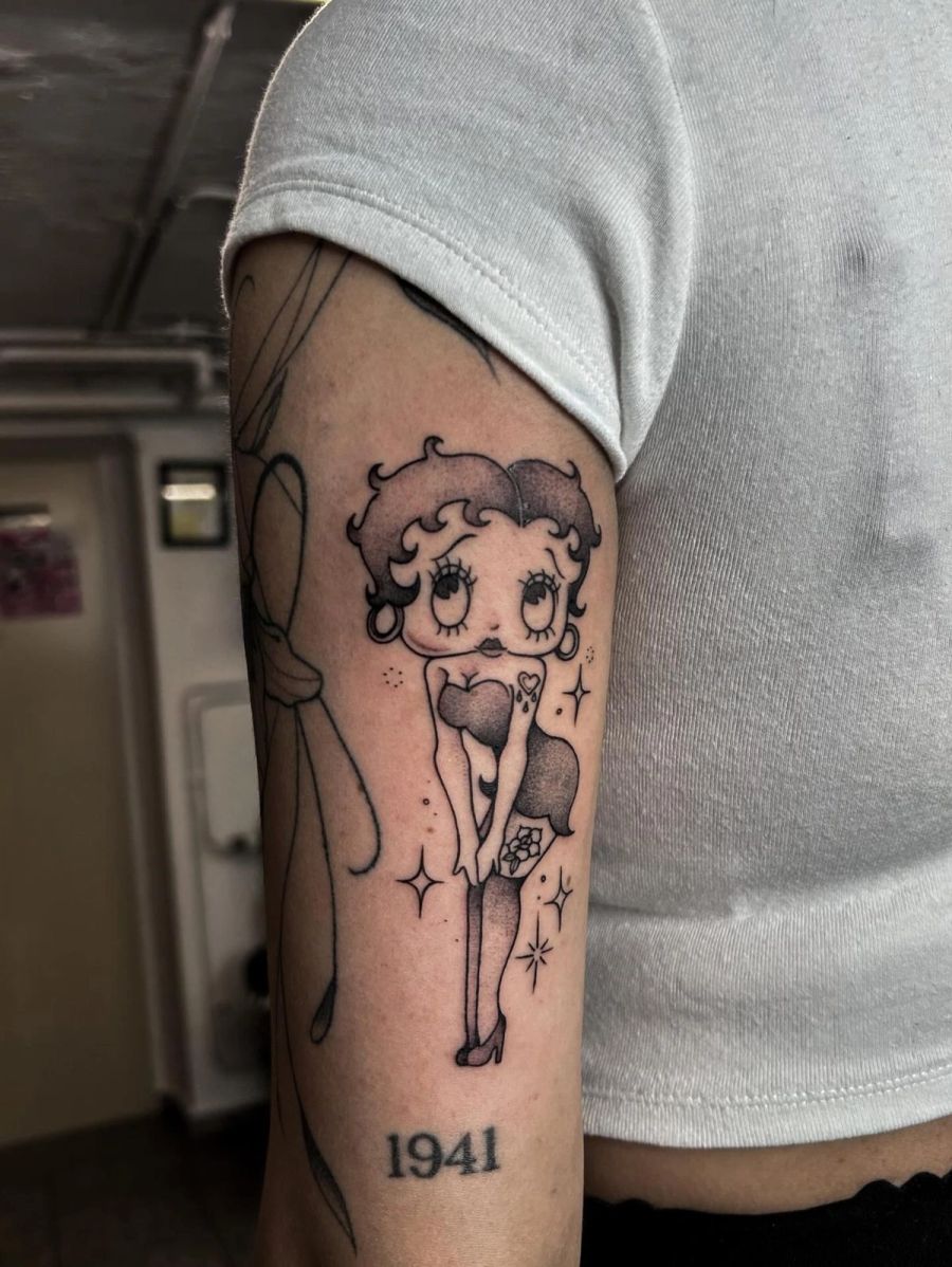 Betty Boop mit Schriftzug „1941" am Oberarm, von Melinda Dür