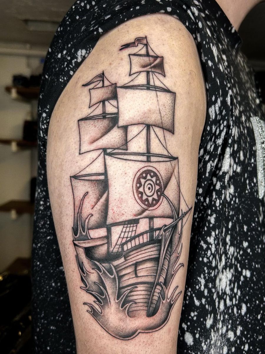 Detailliertes Segelschiff am Oberarm, Black & Grey, von Melinda Dür