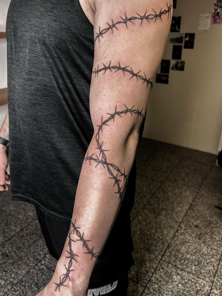 Feine Linienranke um den Arm, Fineline, von Melinda Dür