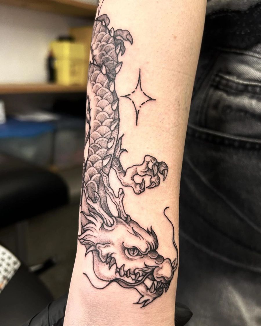Drache mit Wolken am Unterarm, Fineline, von Melinda Dür