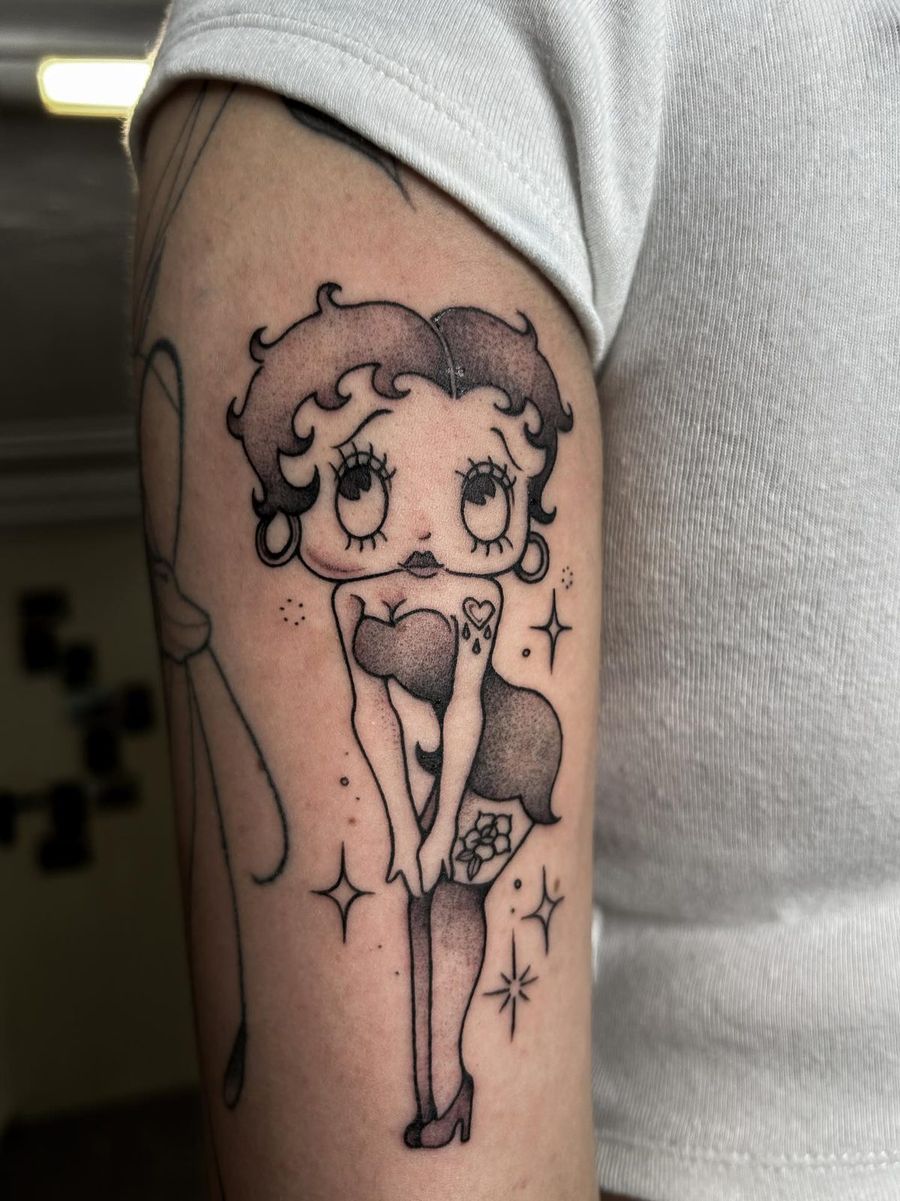 Betty Boop am Oberarm, Black & Grey, von Melinda Dür