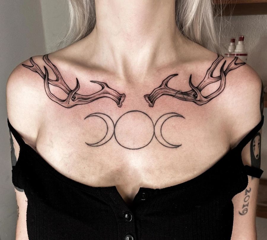 Zwei Schwalben mit Triple-Moon-Symbol auf dem Brustbein, feine Linien, von Melinda Dür