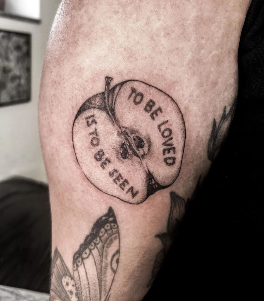 Schriftzug „to be loved is to be seen" mit Totenkopf, von Melinda Dür