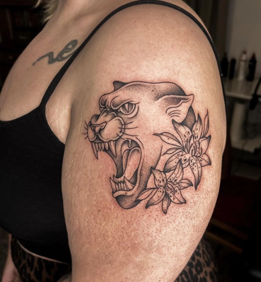 Fauchender Panther mit Lilien an der Schulter, Black & Grey, von Melinda Dür