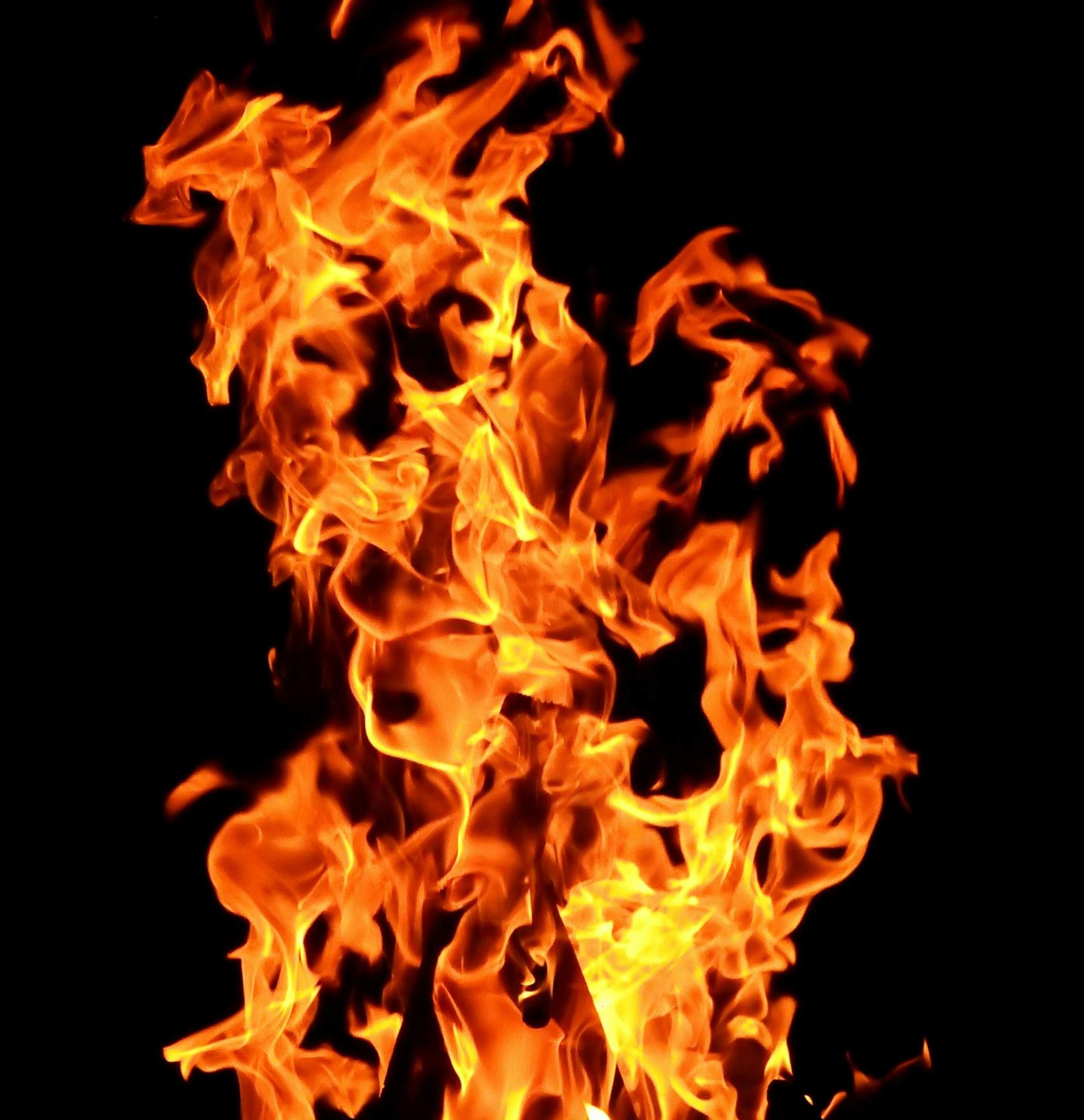 Flammer på sort bakgrunn