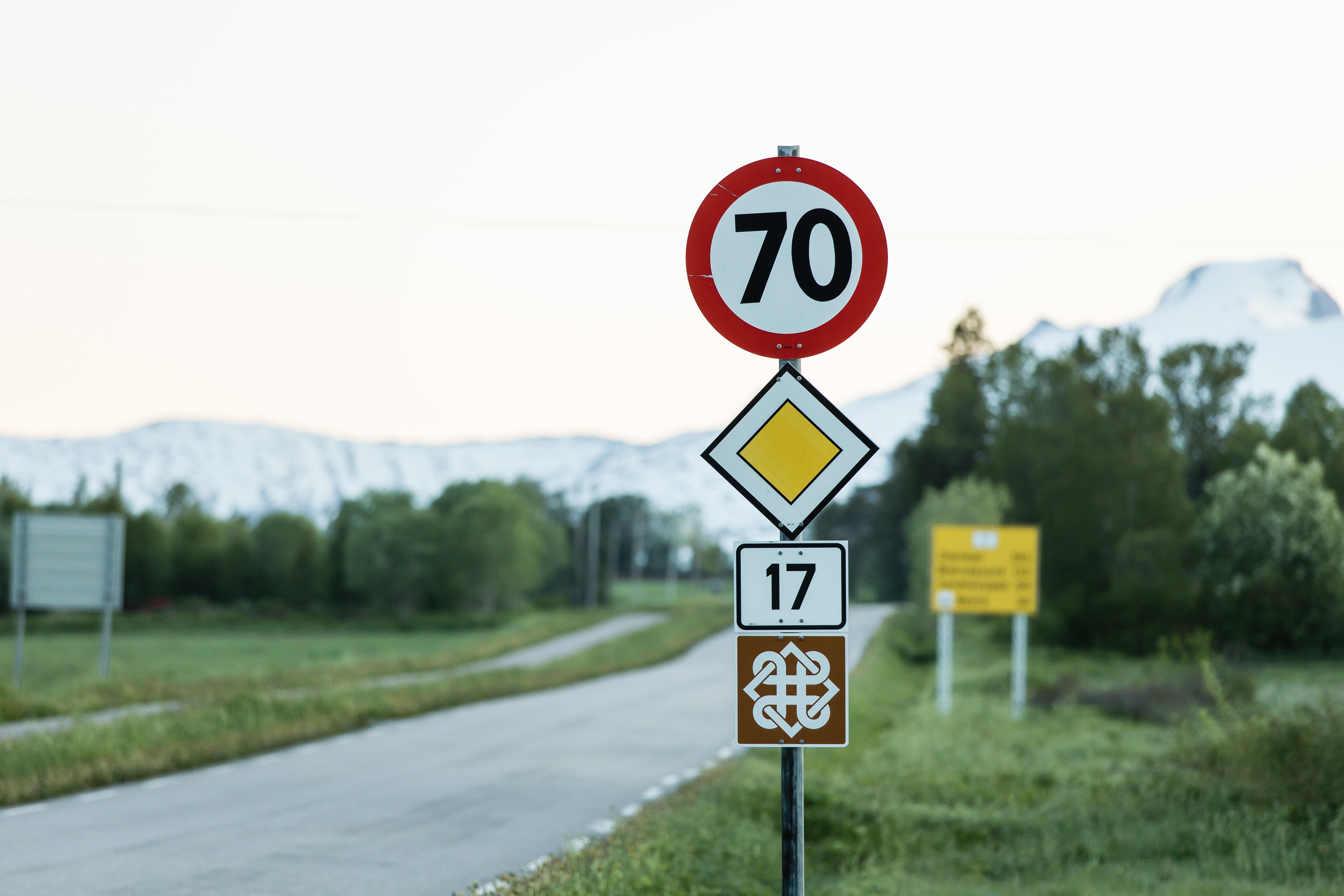 Nærbilde av skilt med 70-sone og forkjørsvei
