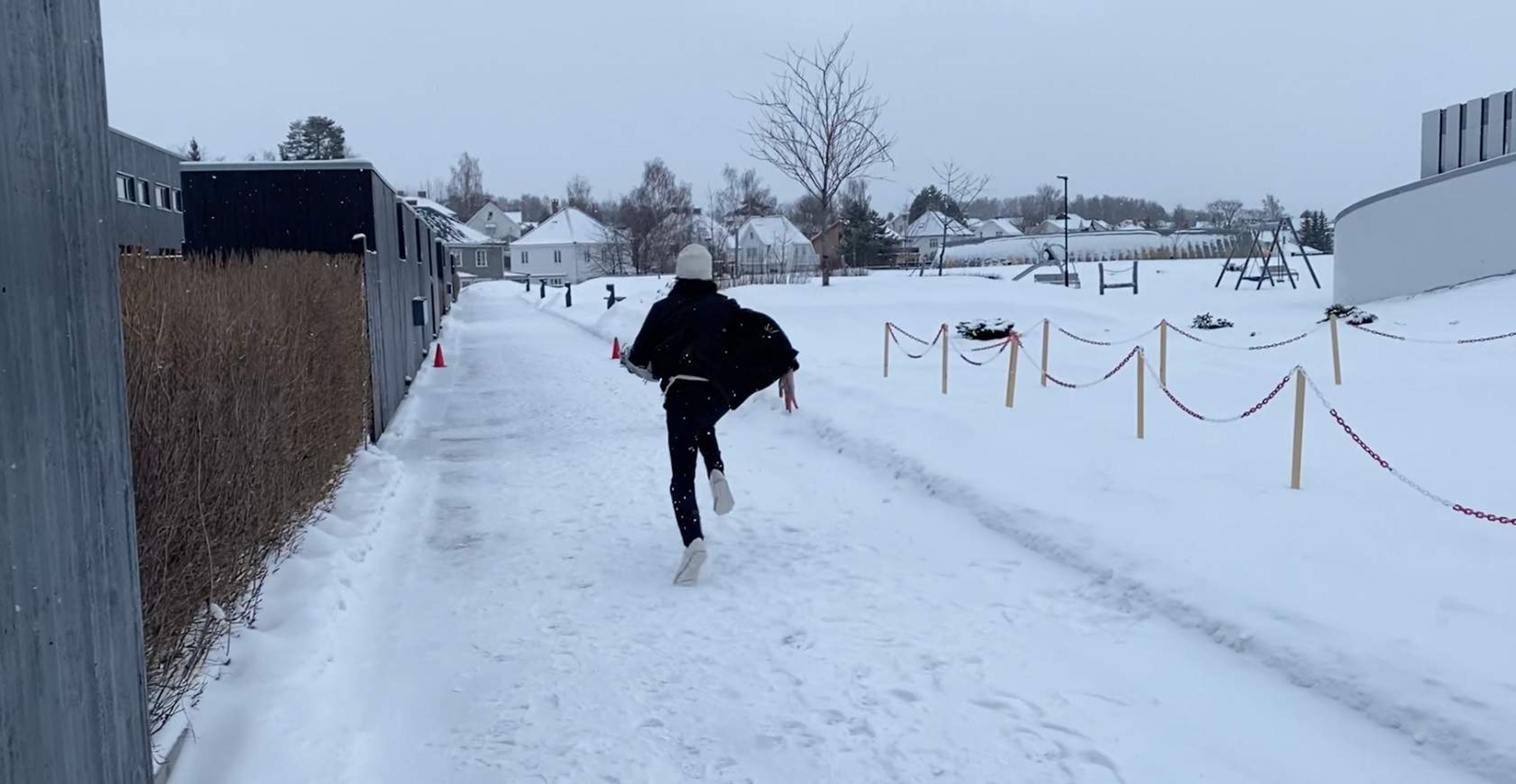 Person som løper på snø