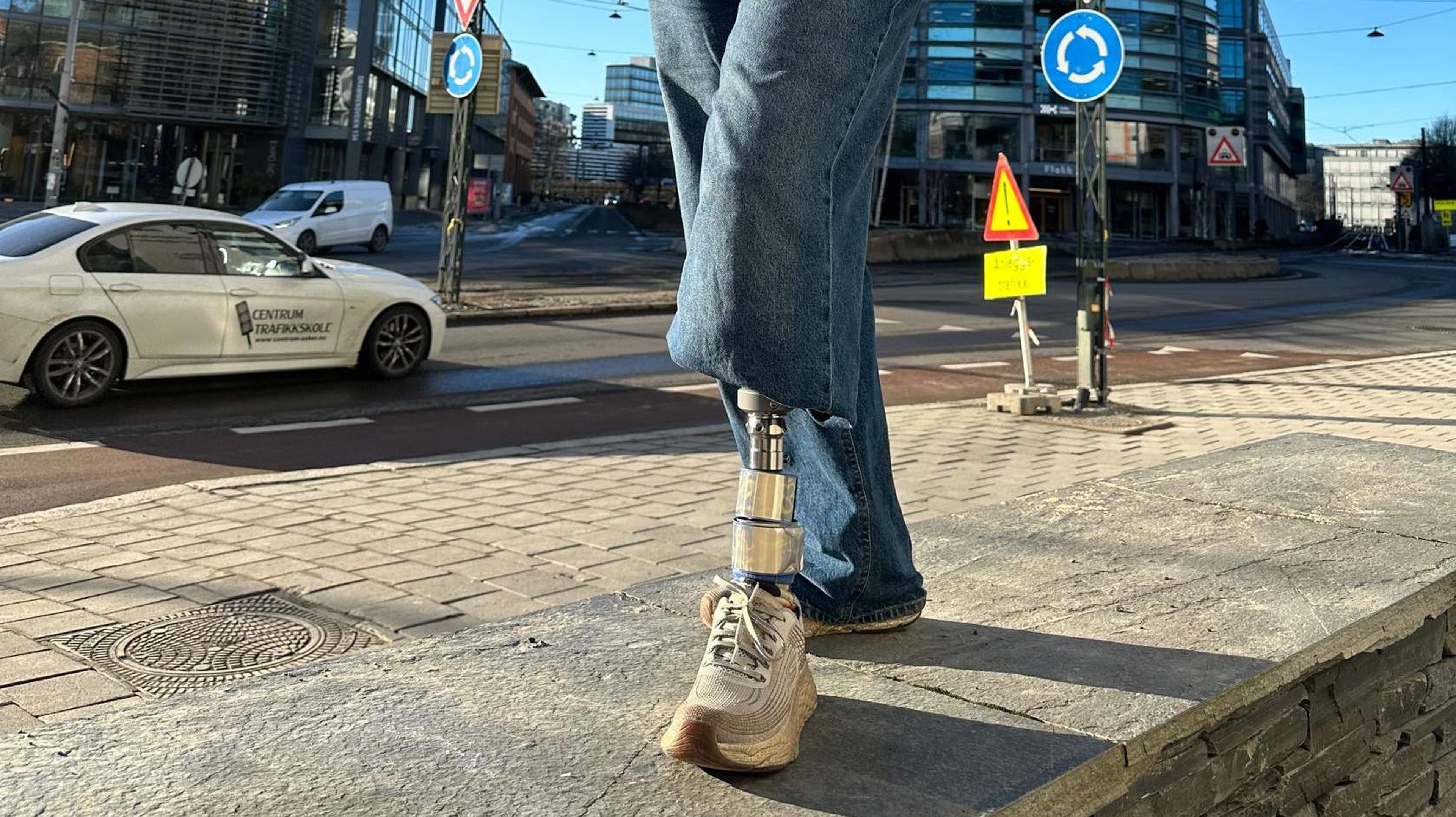 Nærbilde av protese med olabukse og joggesko