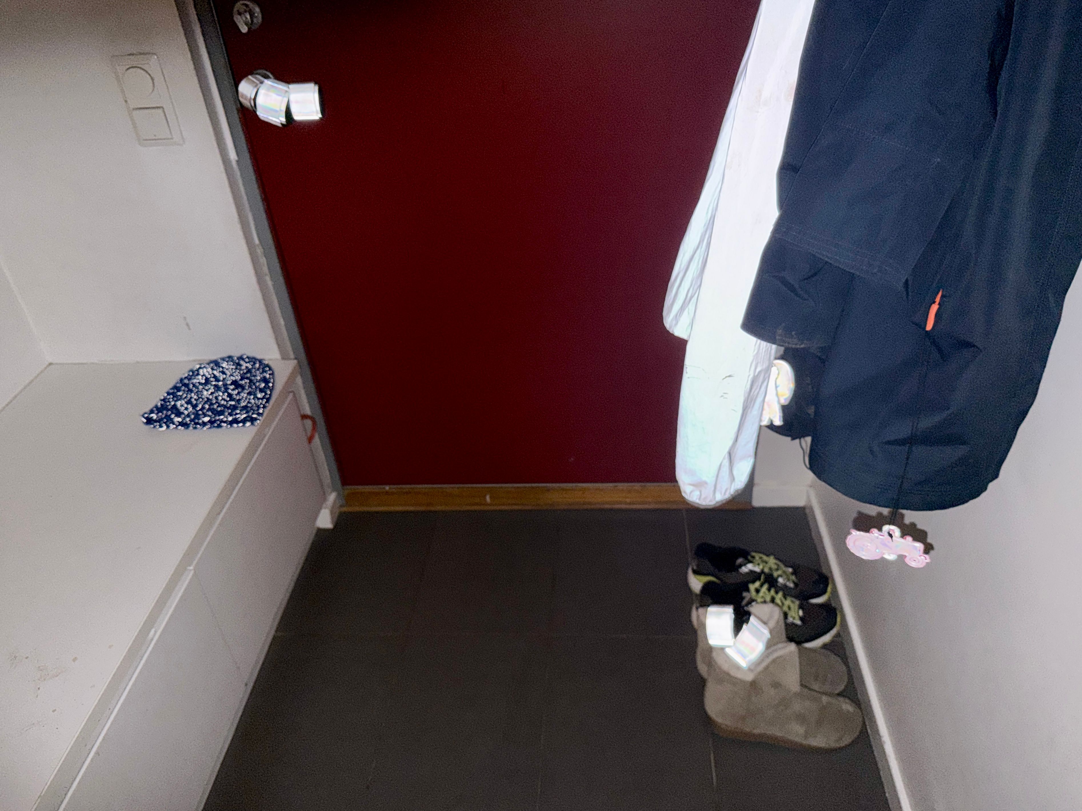 reflekser plassert på klær, sko og benk i gang