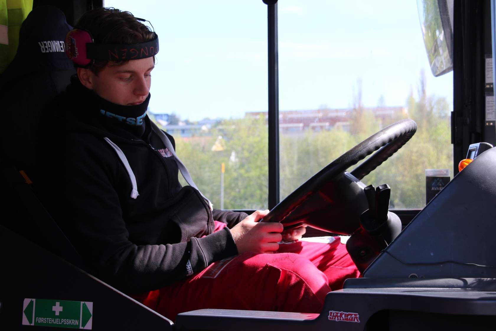 Russ som sitter bak rattet på en buss