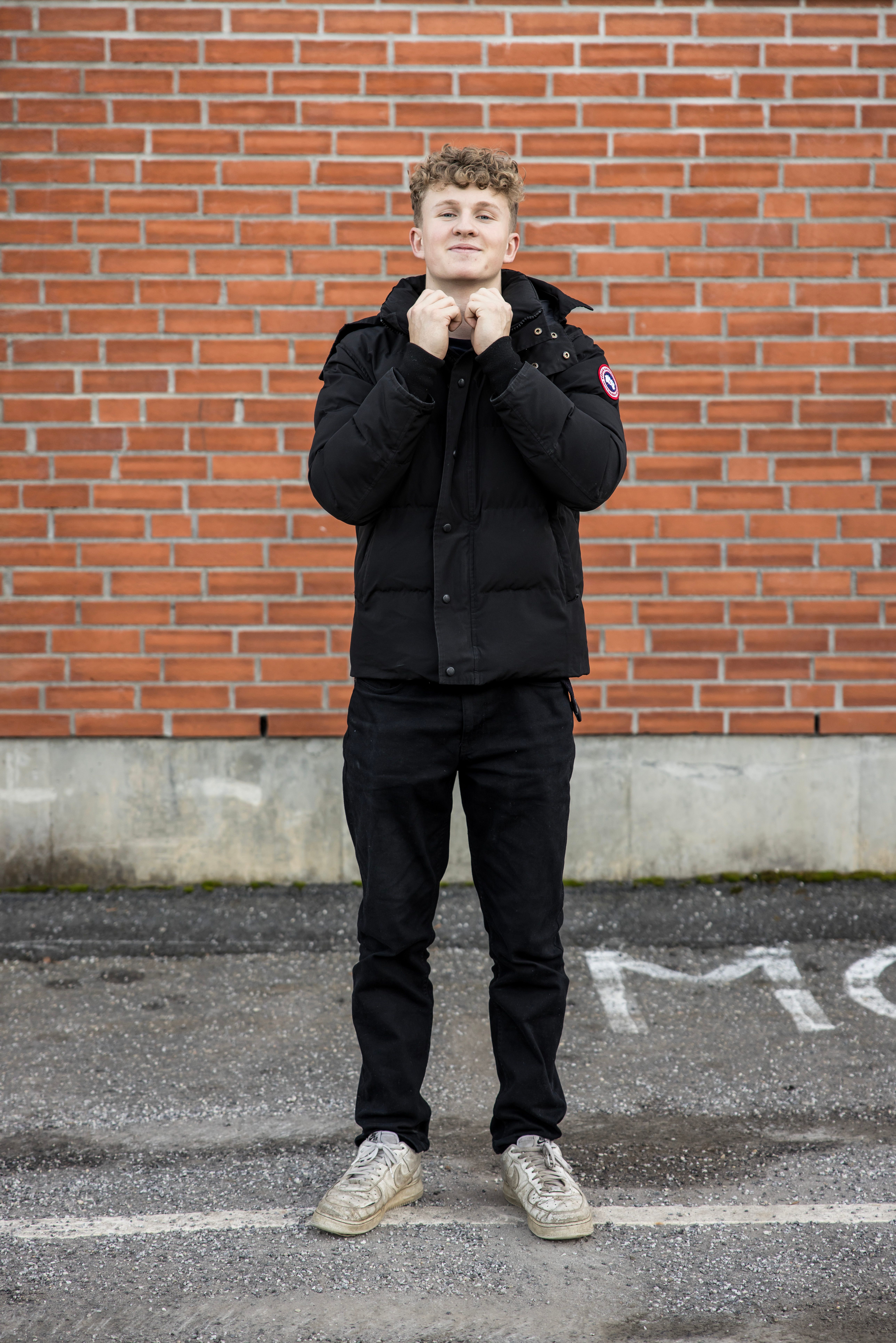 Ung mann fester en usynlig hjelm