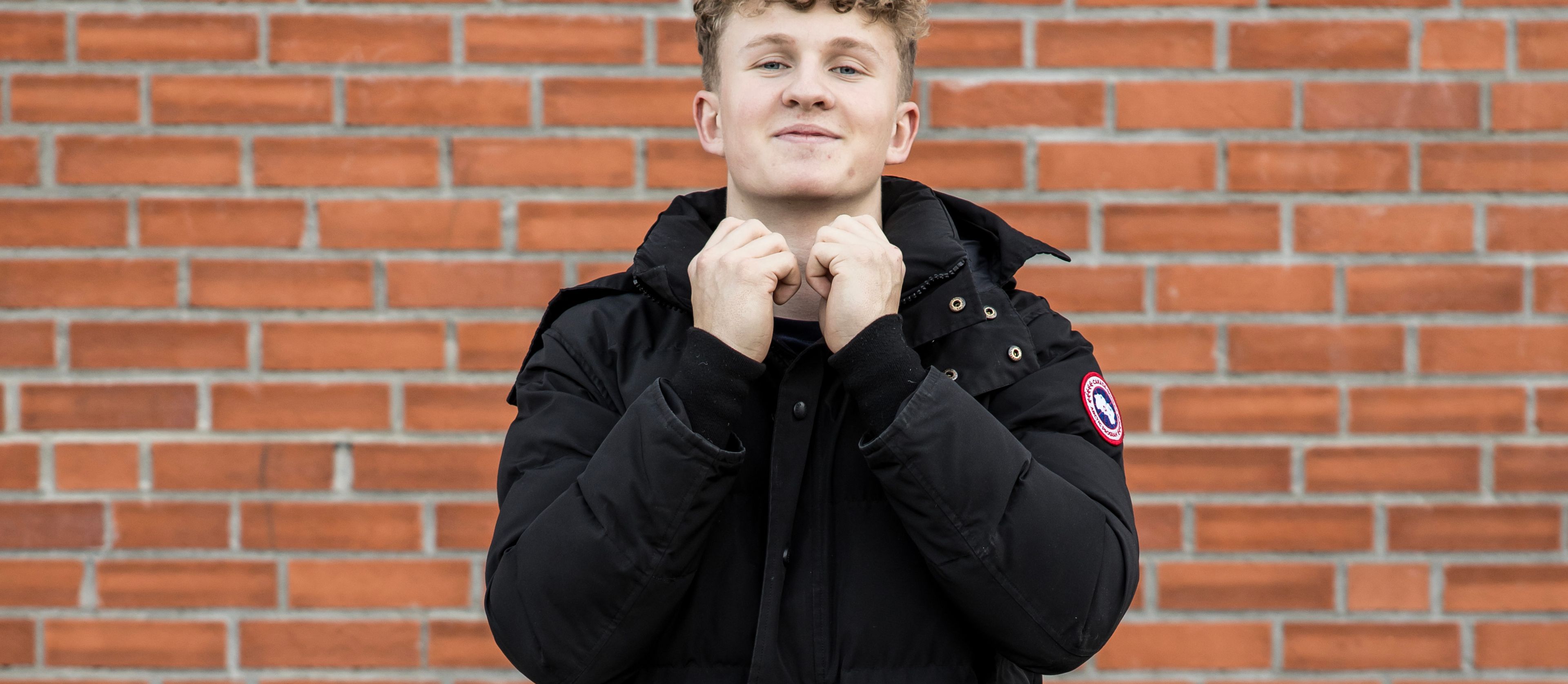 Ung mann fester en usynlig hjelm