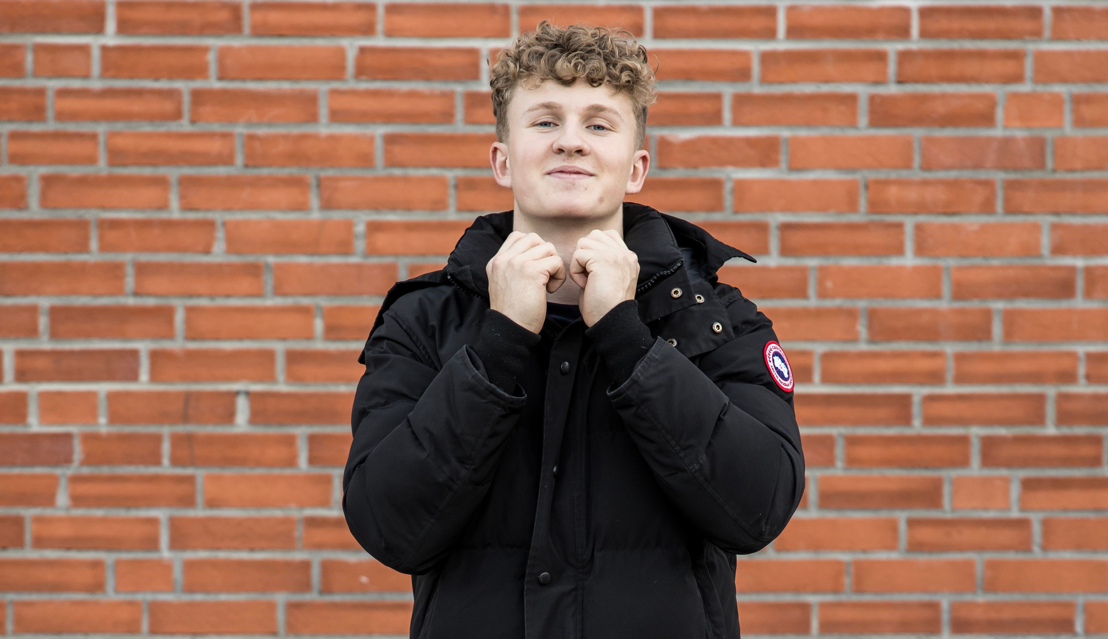 Ung mann fester en usynlig hjelm