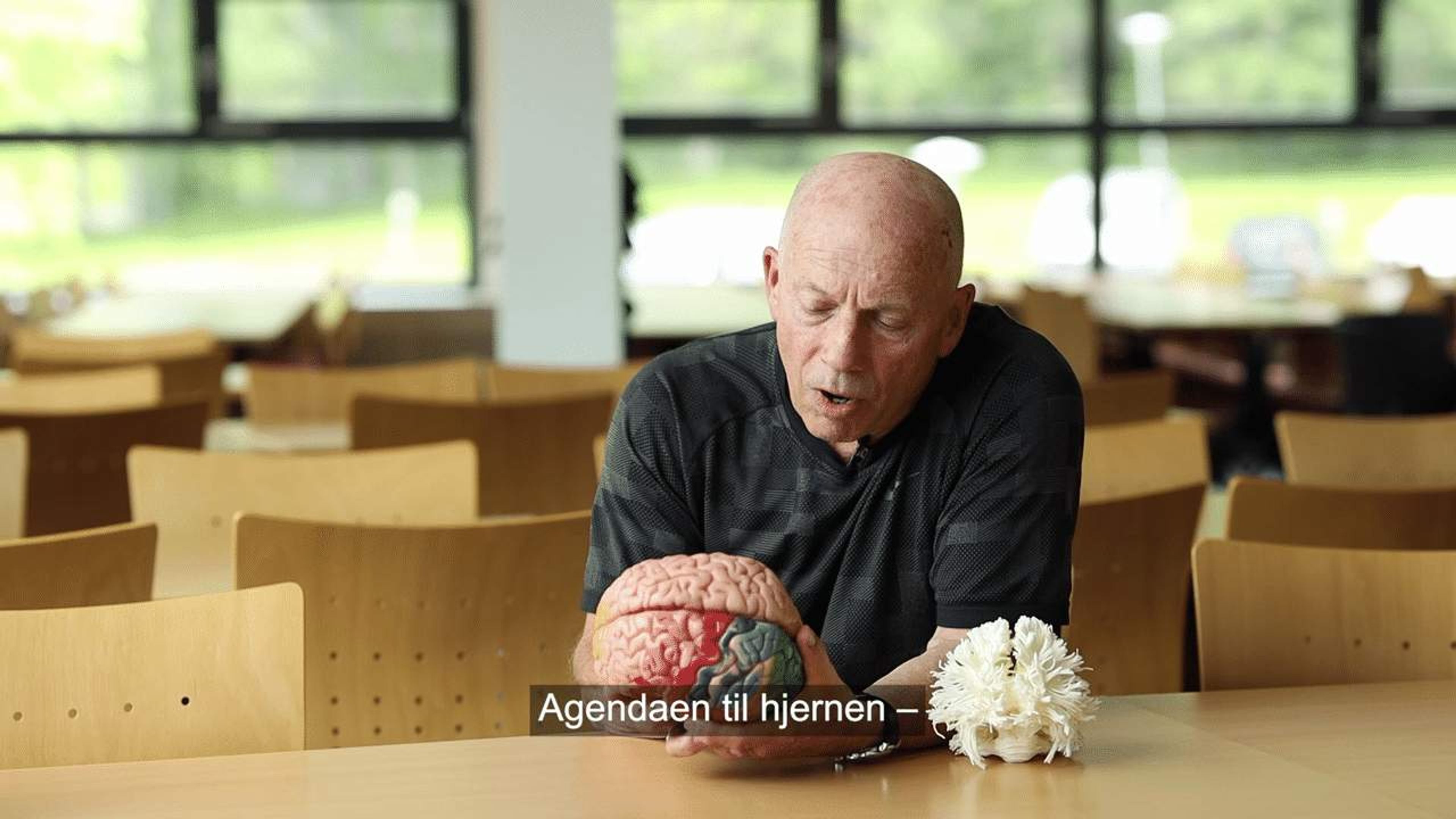 Dagfinn Moe som holder en modell av en hjerne, med teksten "agendaen til hjernen"