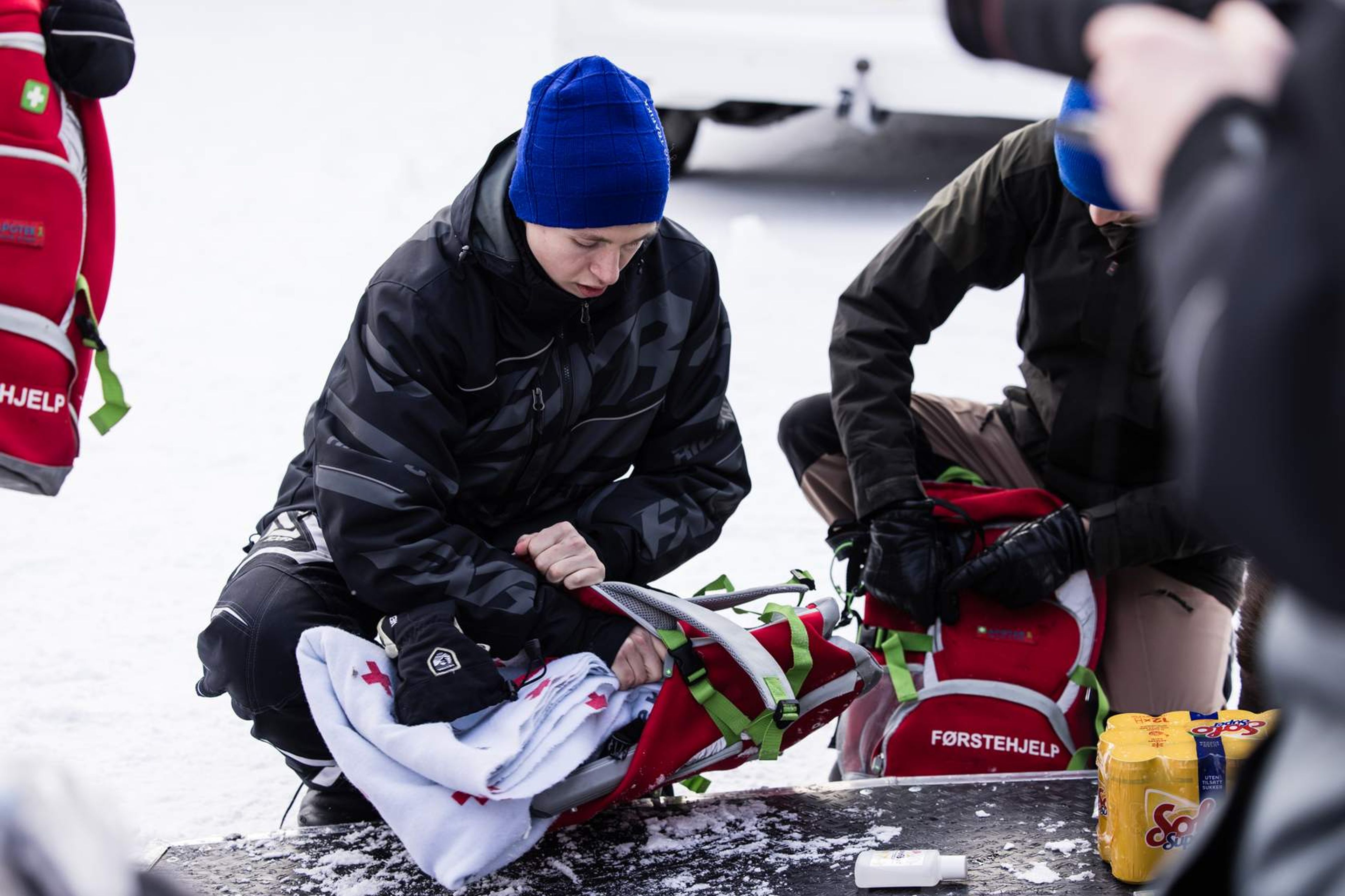 Person som pakker pledd ned i en ryggsekk