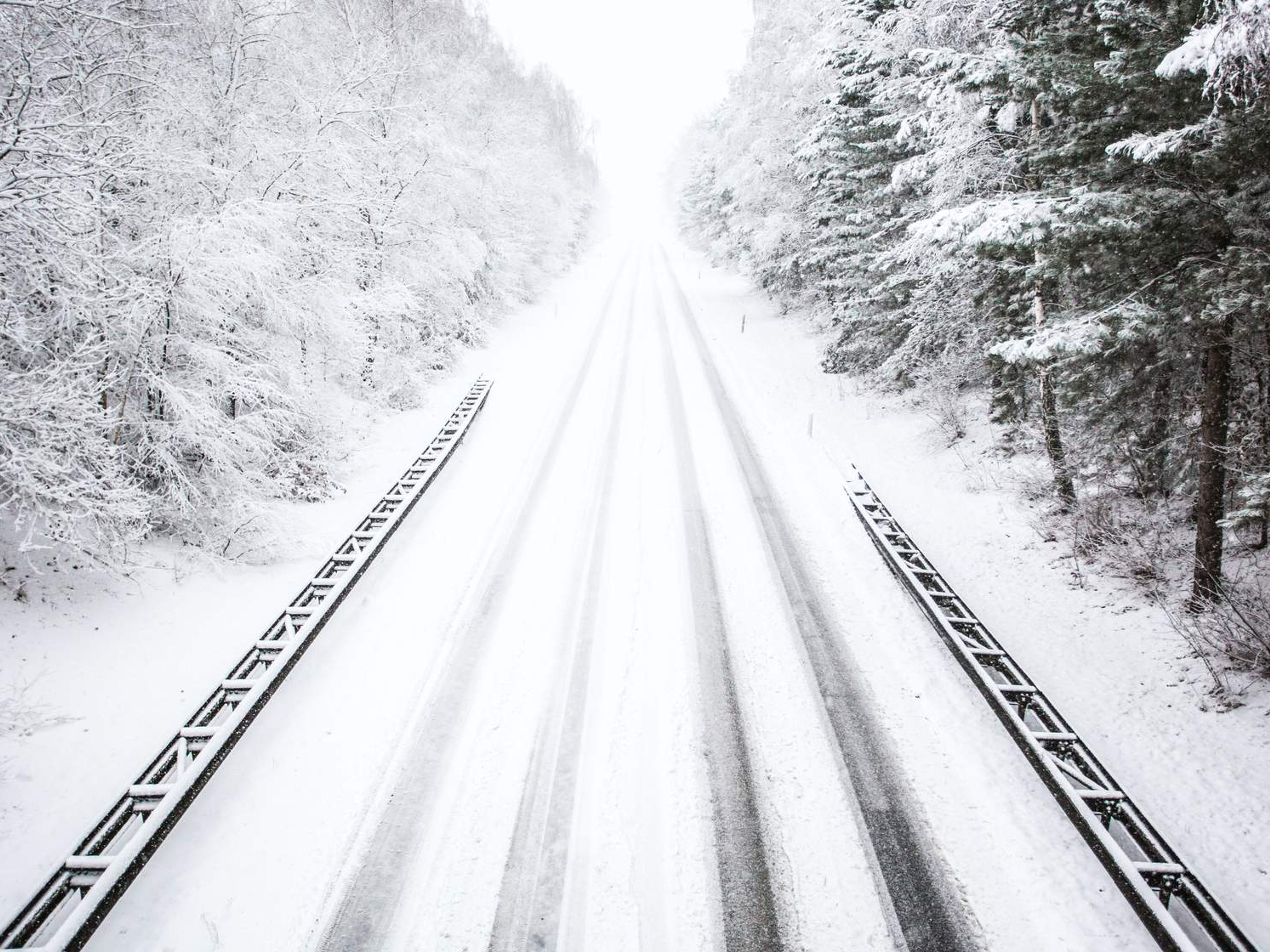 Vei med snø.