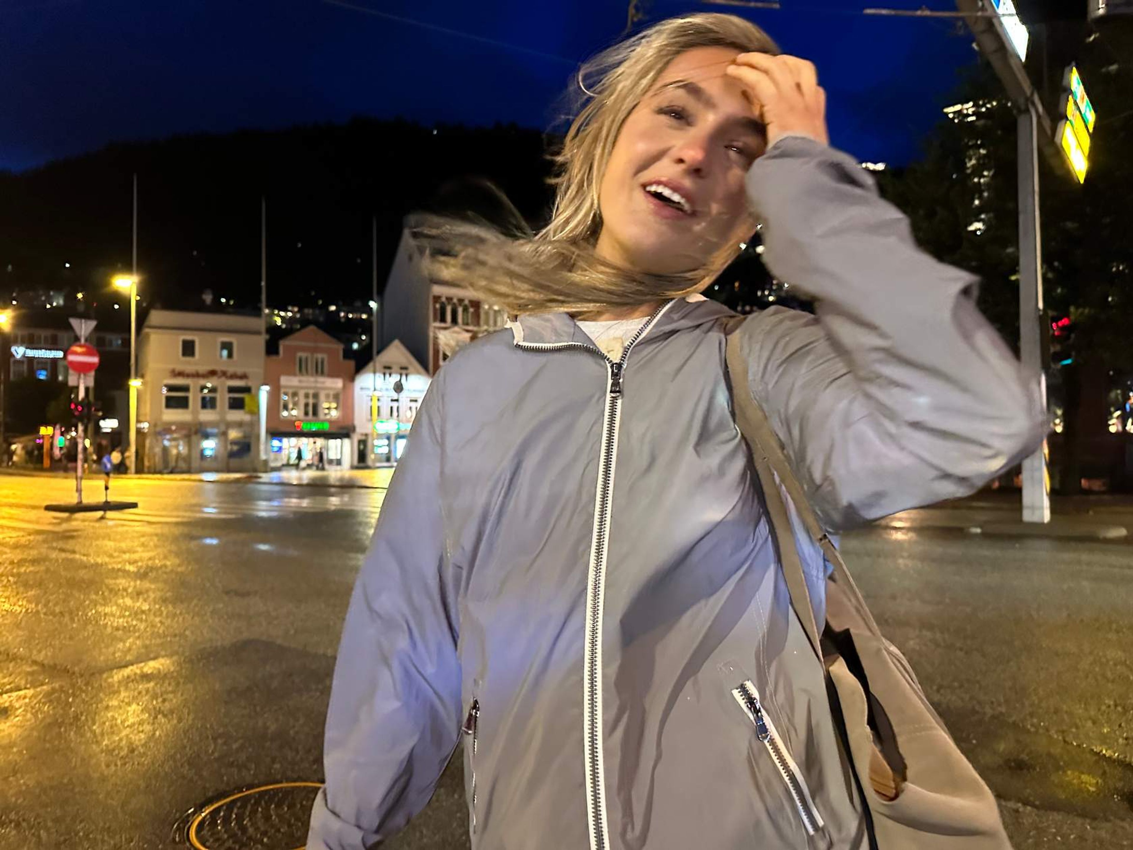 Ung kvinne eller ungdom så bruker refleksjakke