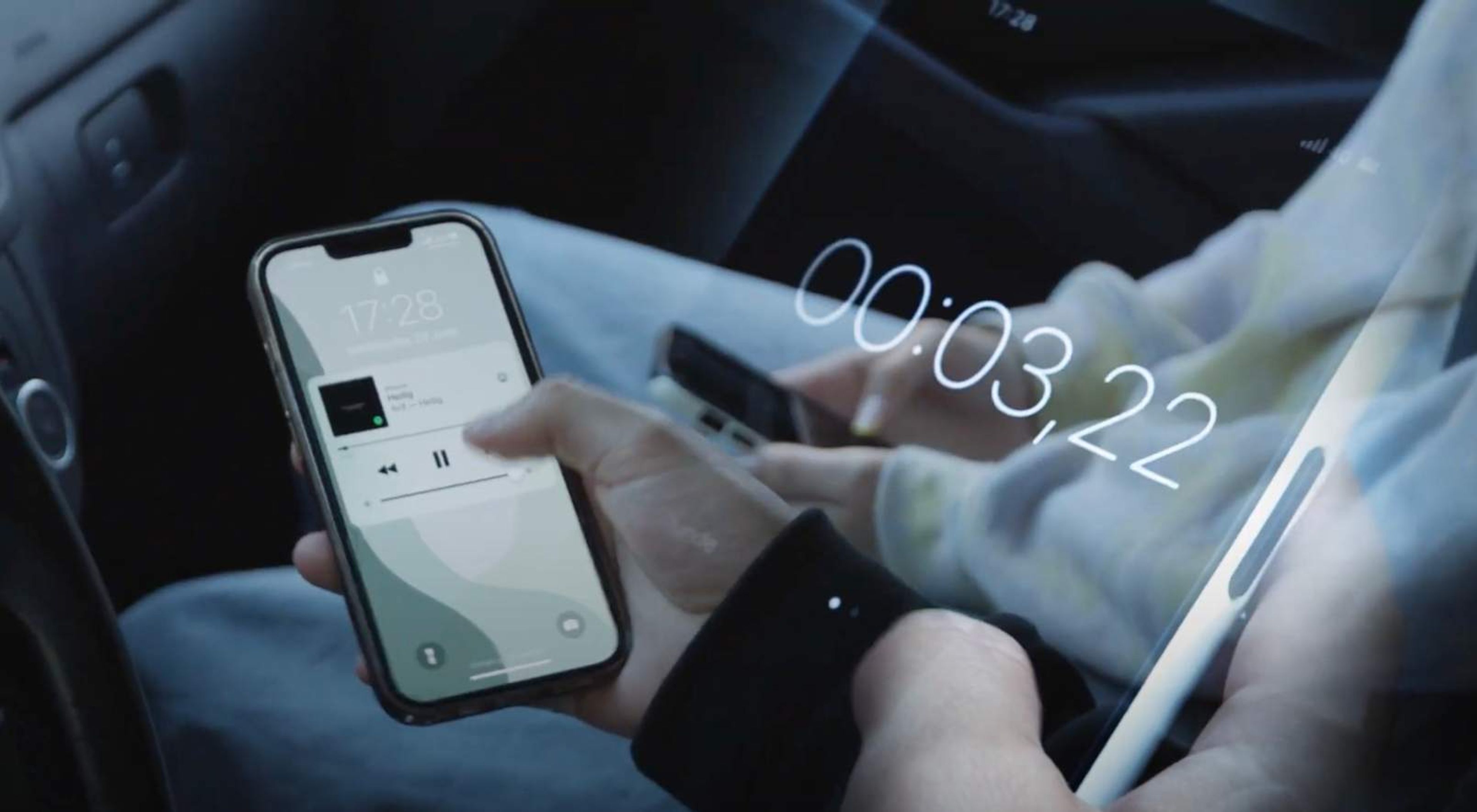 Person som bruker mobiltelefon for å måle sekunder