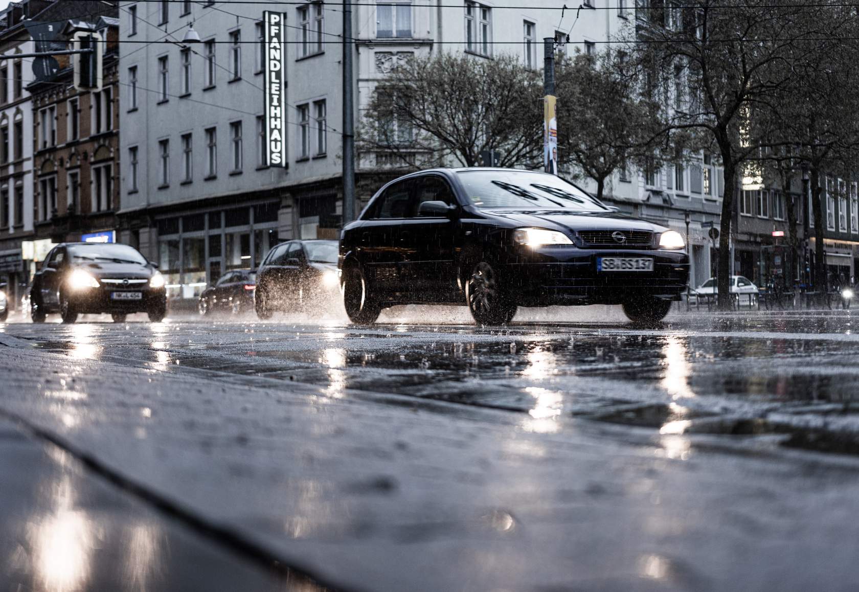 Trafikkert vei med regn