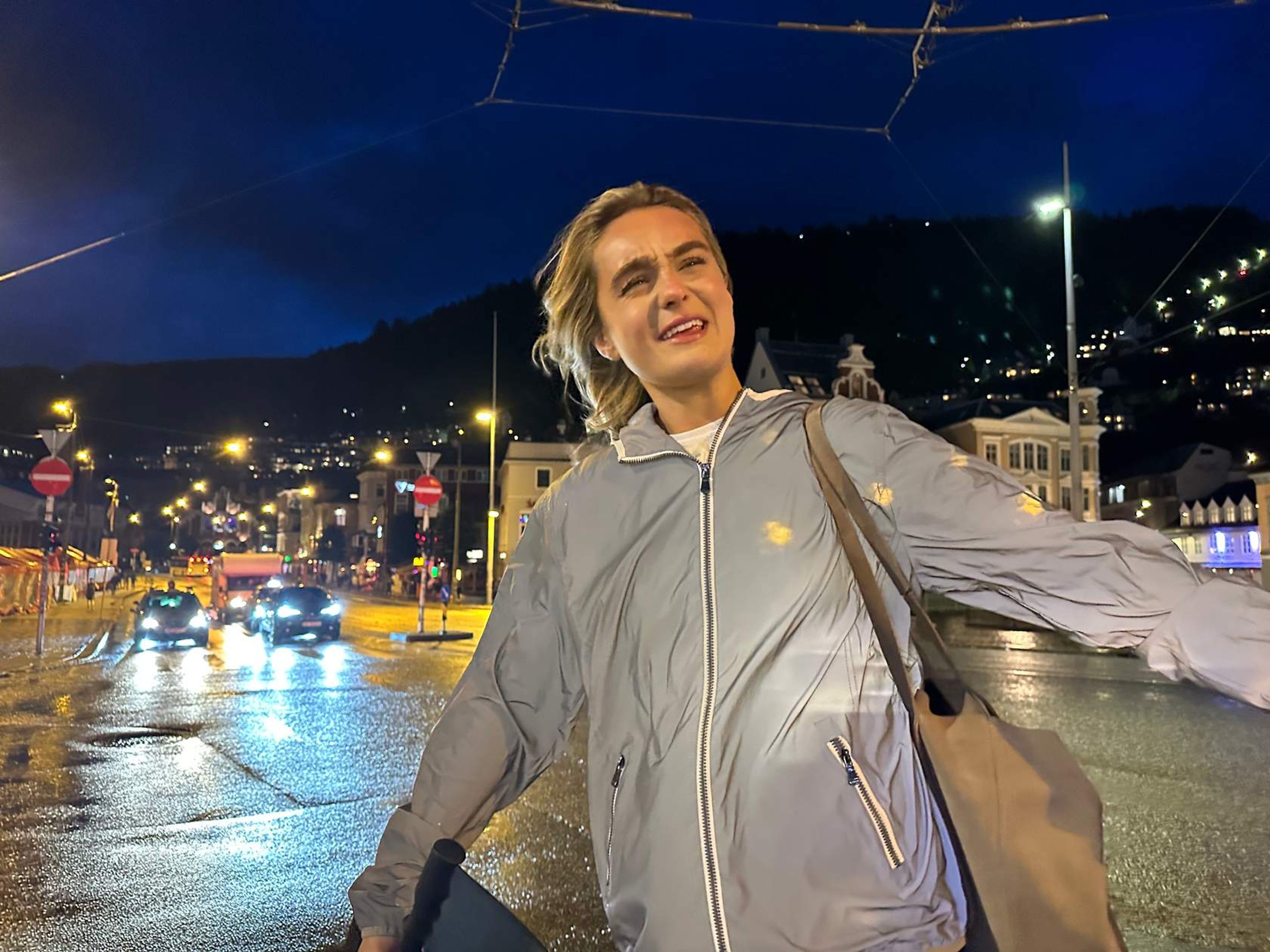 Ungdom i trafikken med refleksjakke