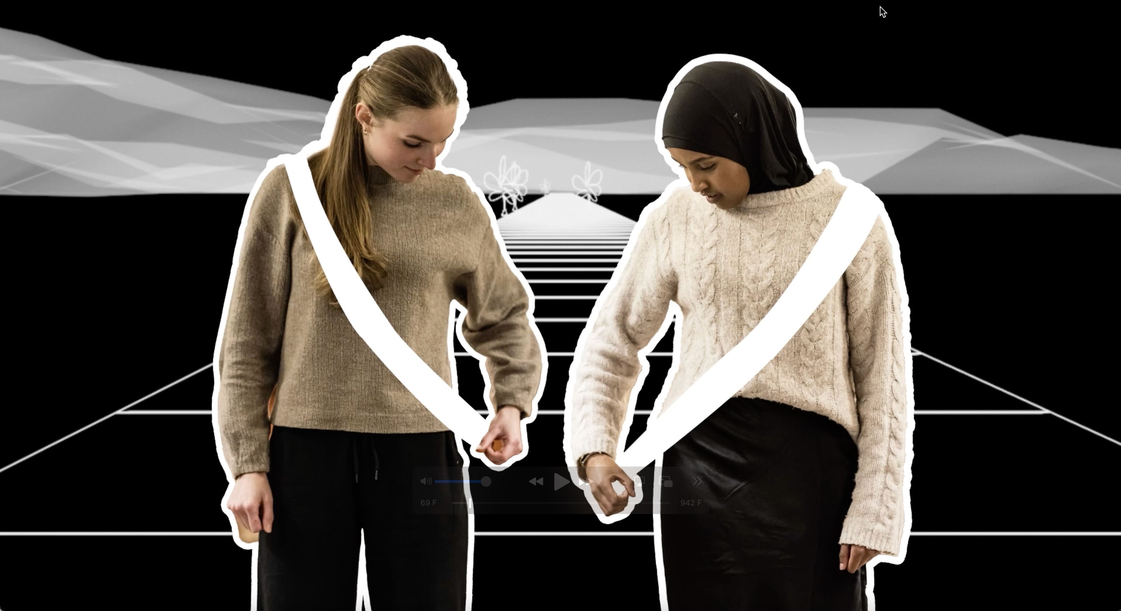 To unge jenter tar på bilbelte