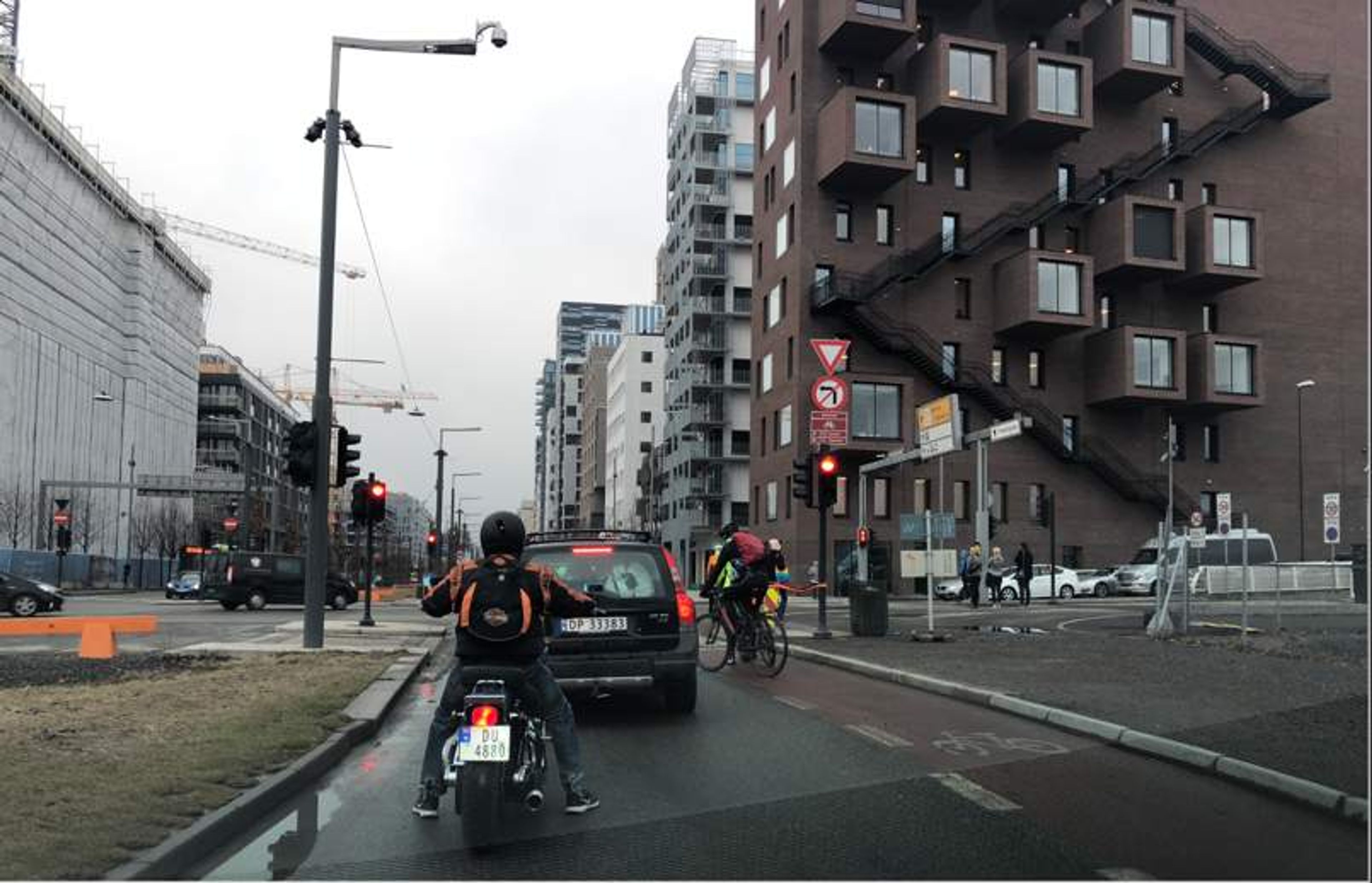 Trafikkert gate omgitt av høye bygninger