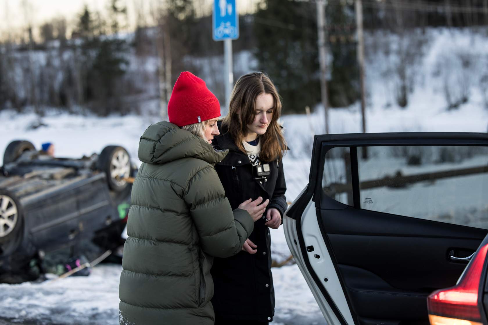 Deltaker i Førstehjelpsmesterne øst som hjelper en person inn i en bil