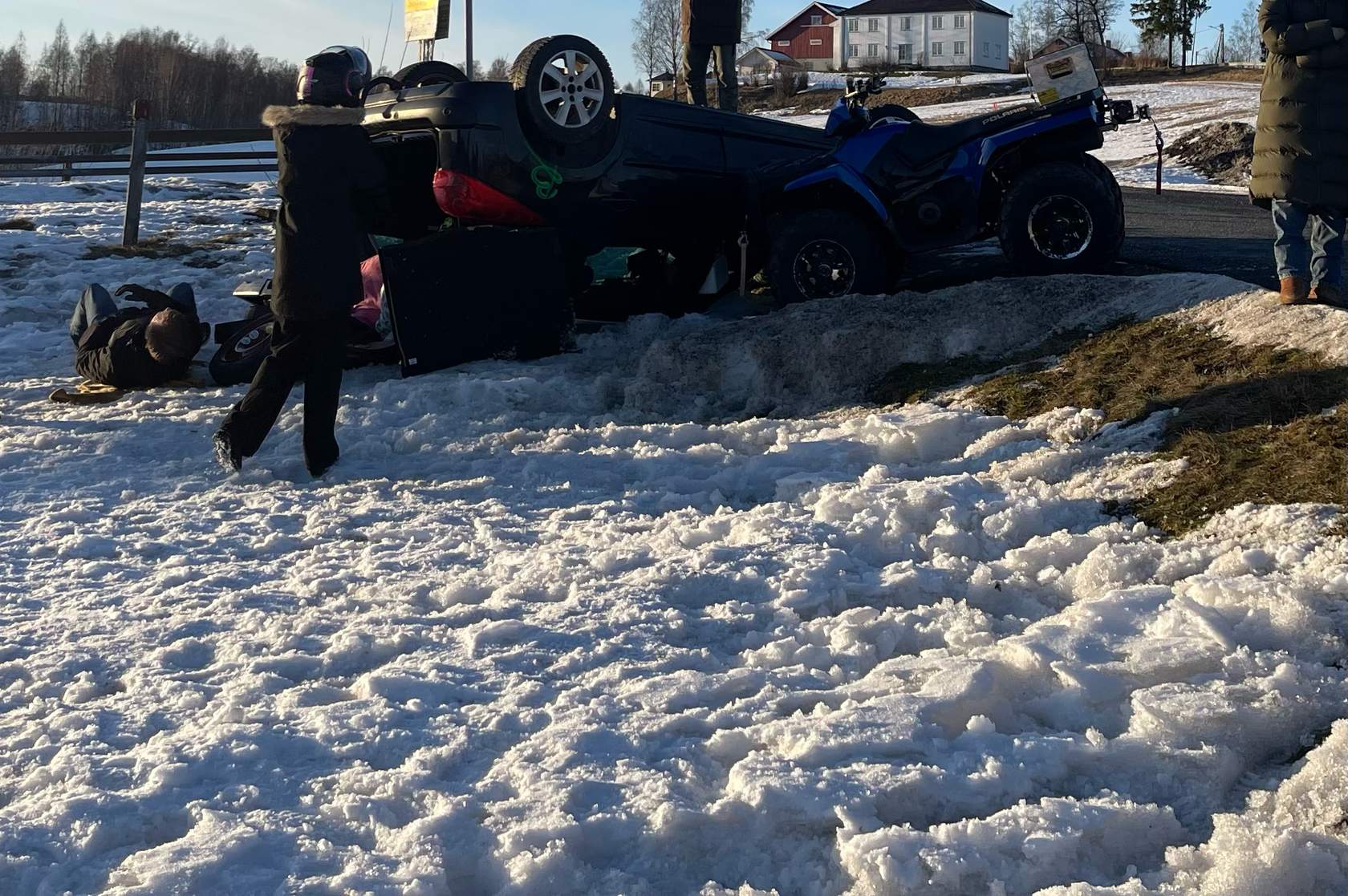 Ulykkessted med en veltet bil og en ATV og flere personer
