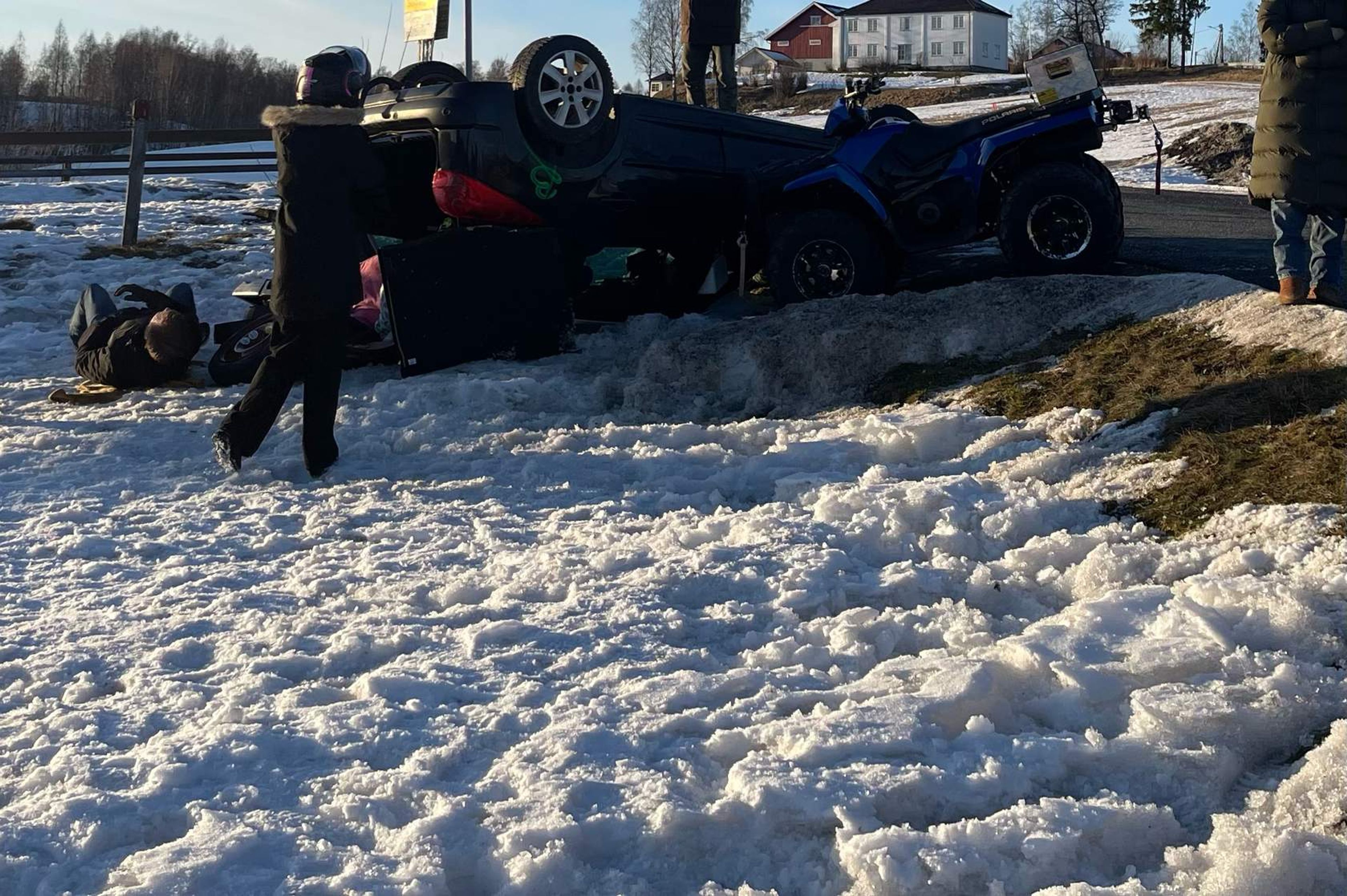 Ulykkessted med en veltet bil og en ATV og flere personer
