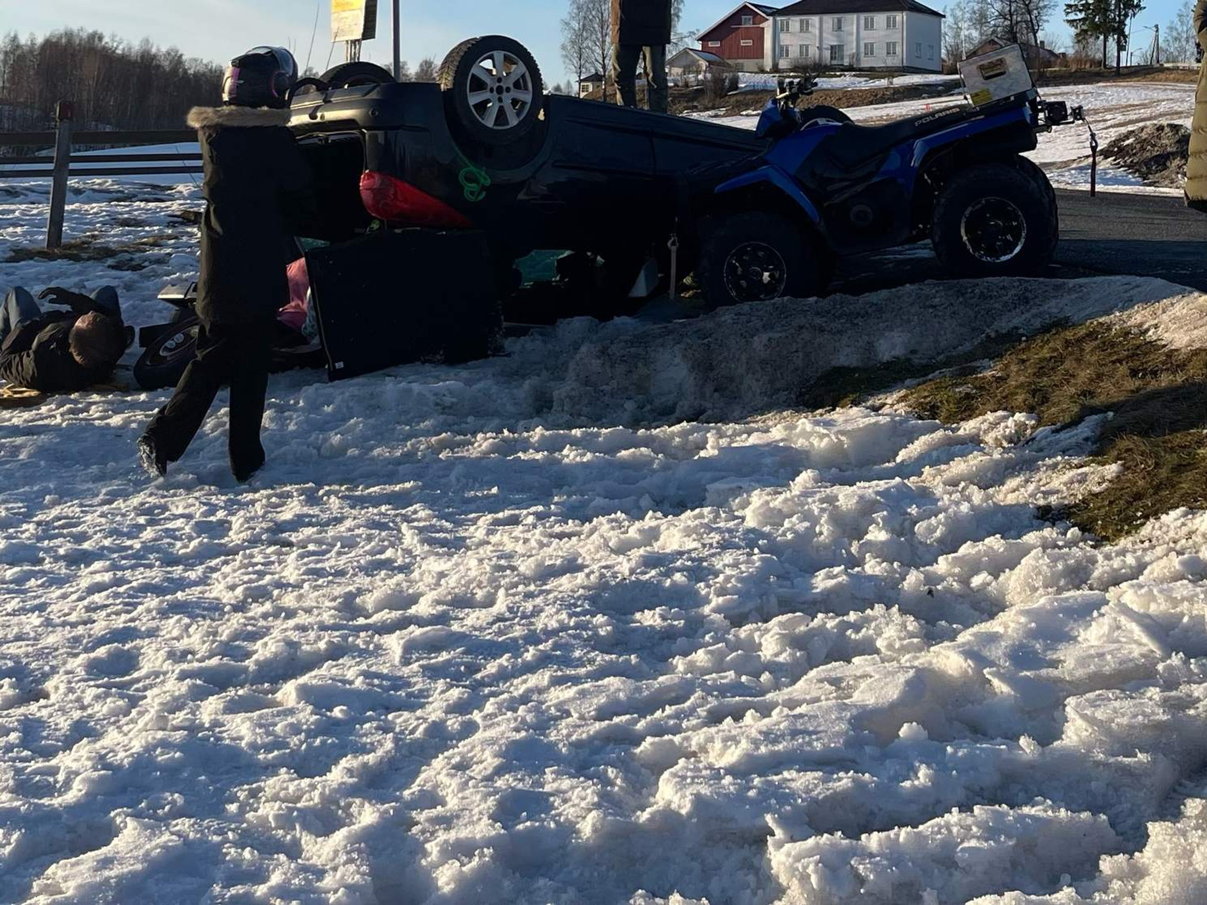 En person vandrer rundt ved et iscenesatt ulykkessted.