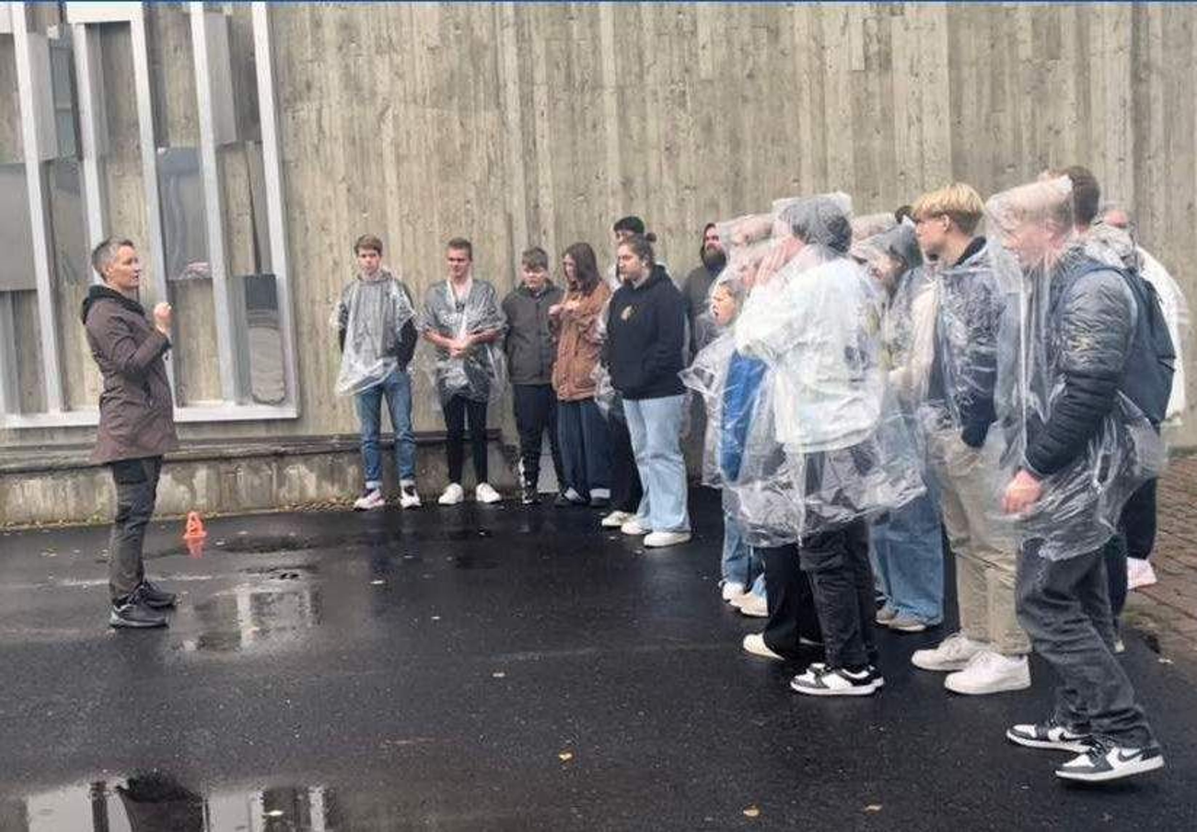 Lærer snakker om trafikksikkerhet sammen med en skoleklasse