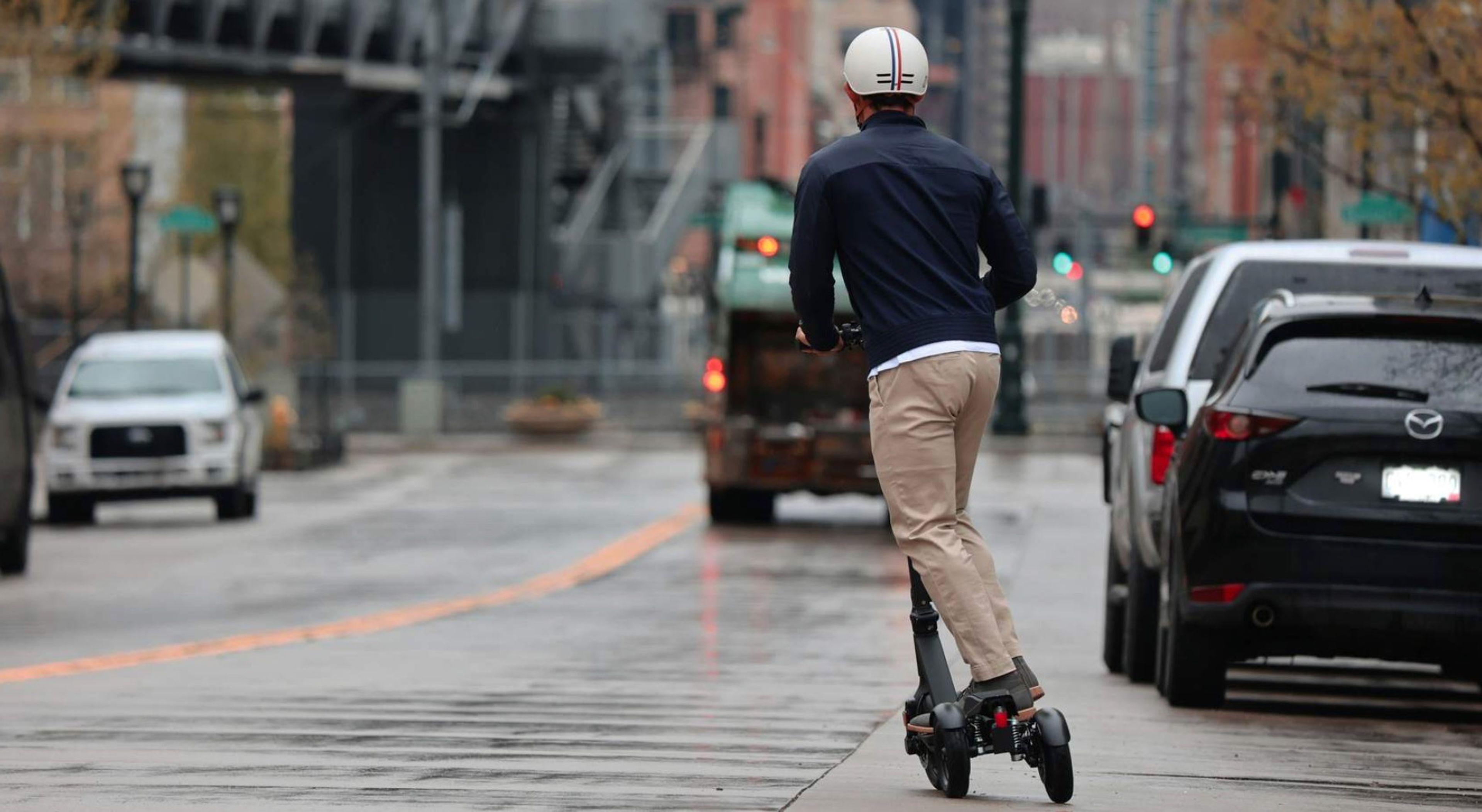 Person som kjører elsparkesykkel i trafikken