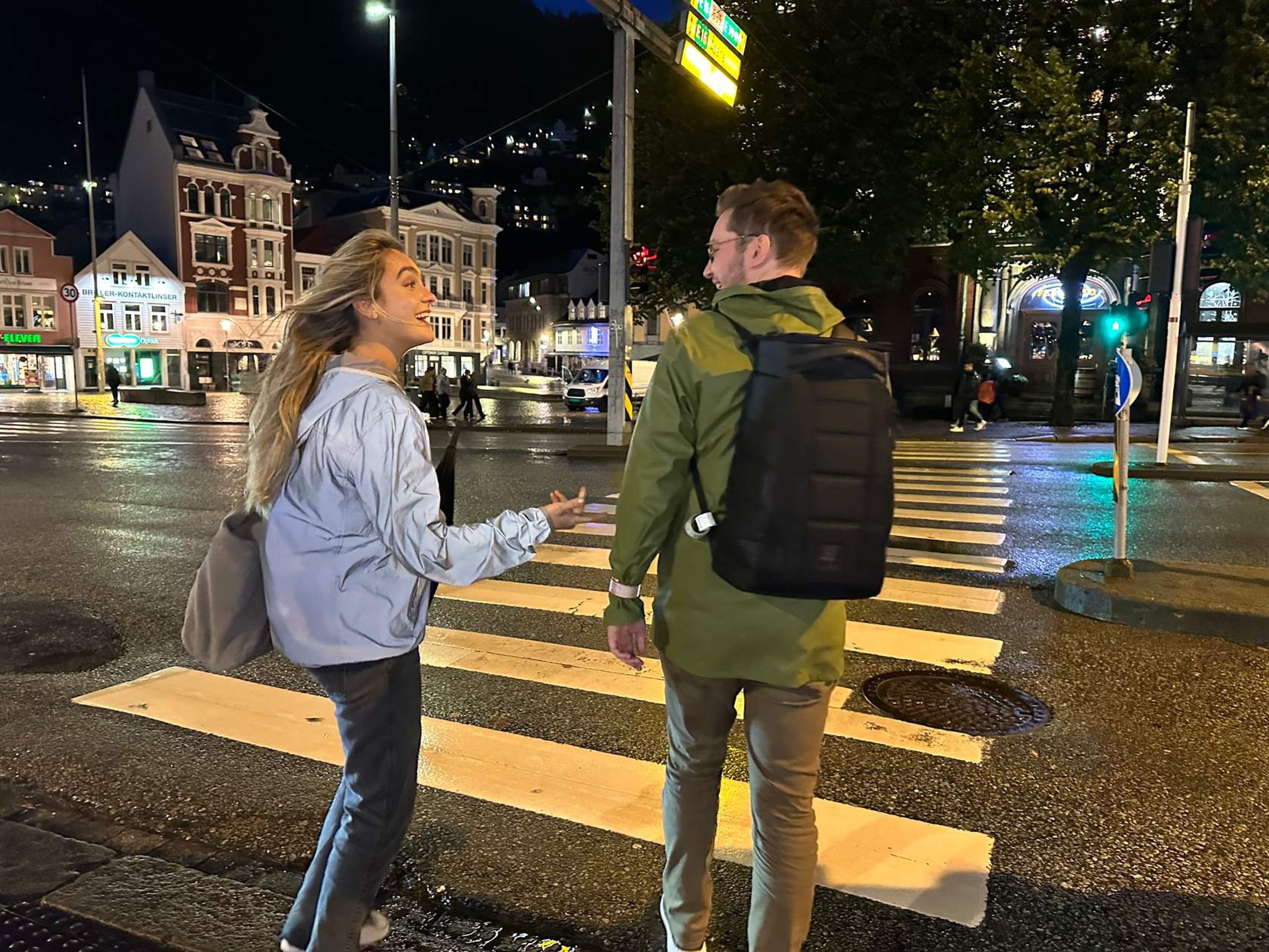 To ungdommer som krysser gangfelt med refleksjakke og slapwraps