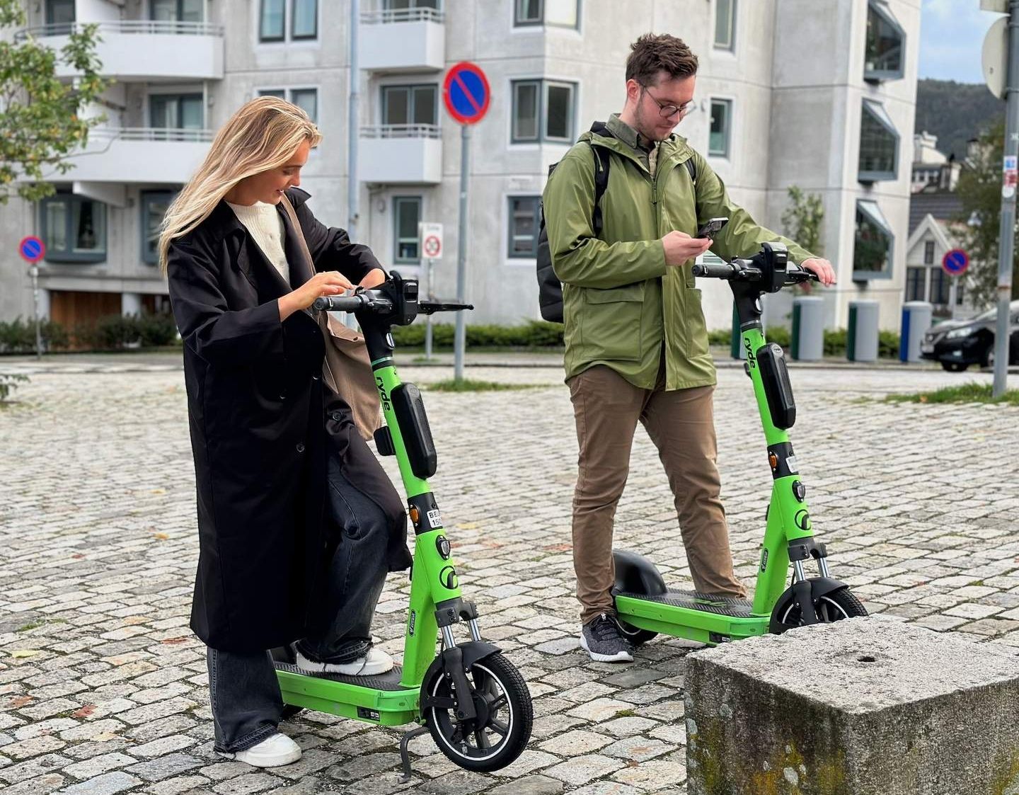 To ungdommer på elsparkesykkel i Bergen
