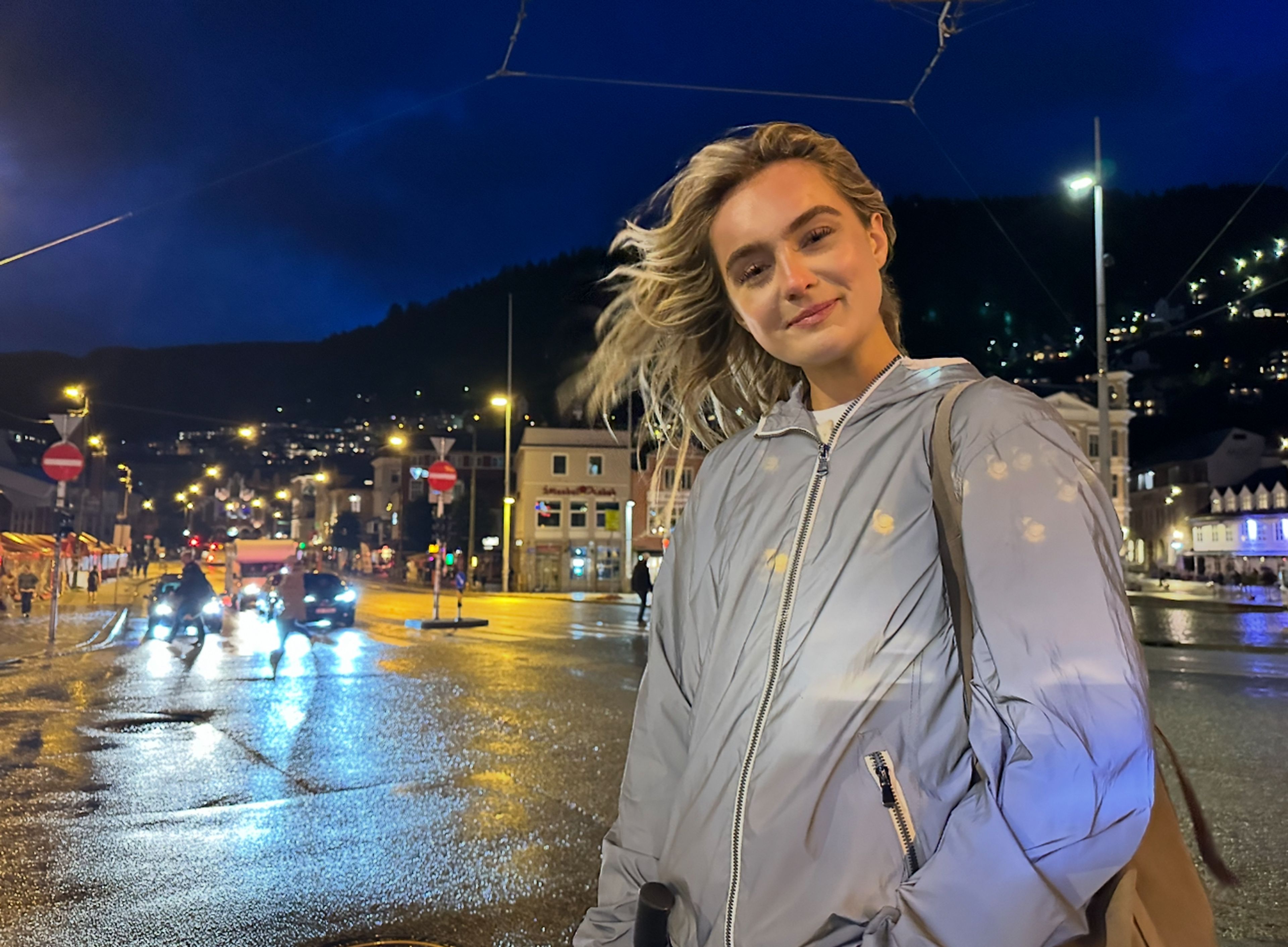Jente med refleksjakke
