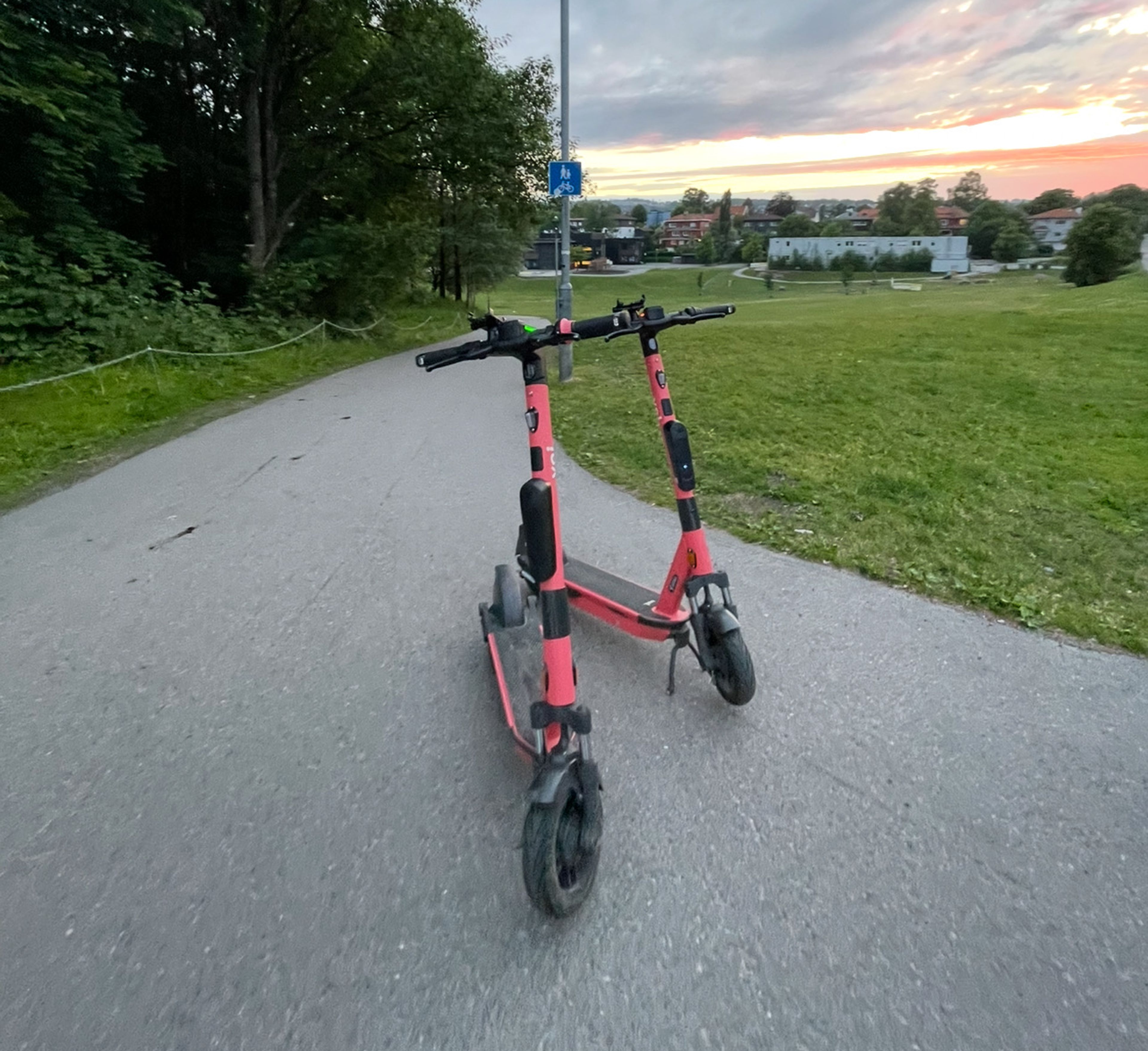 Person som kjører elsparkesykkel i trafikken