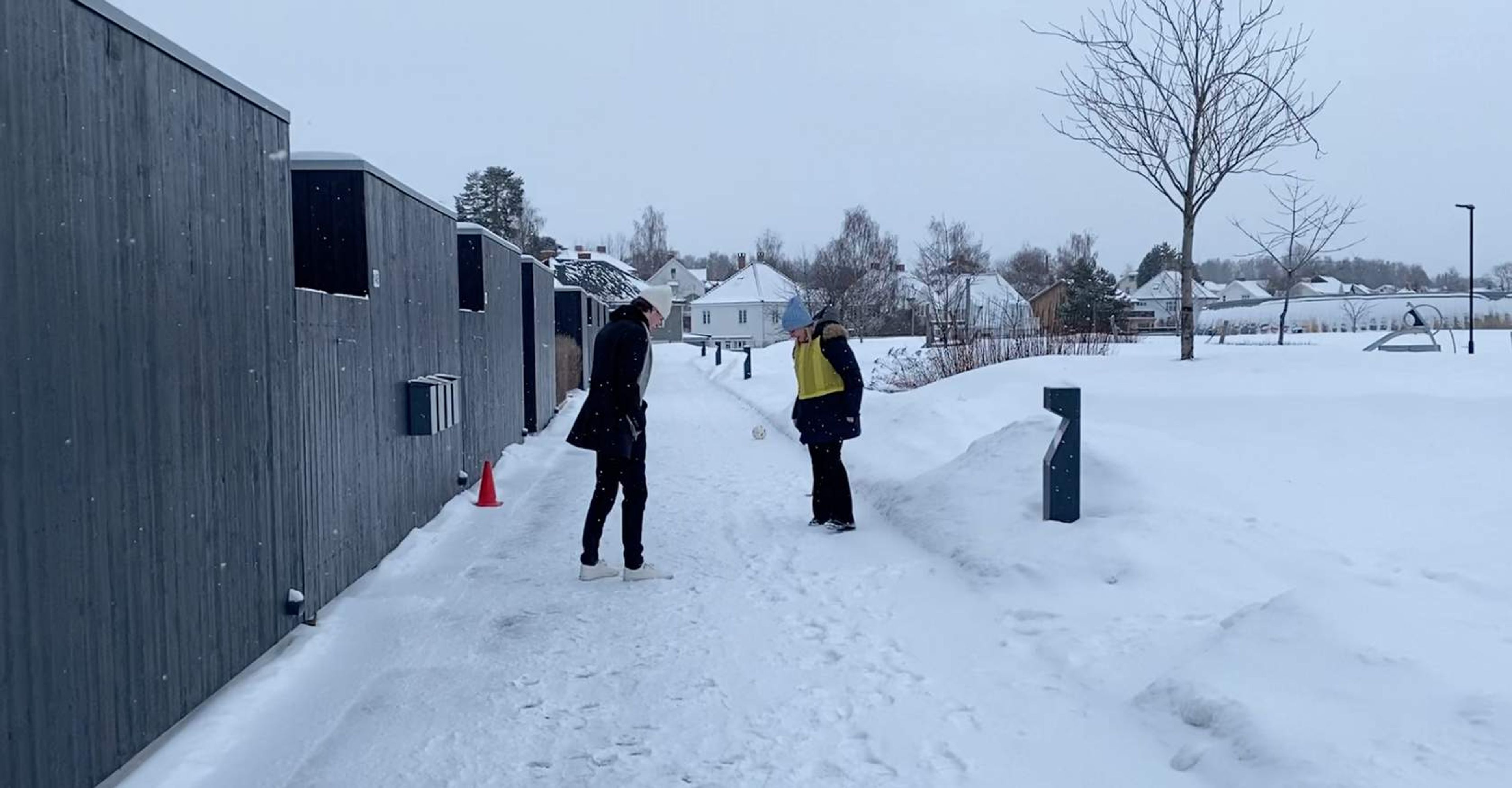 To personer ser på spor i snøen