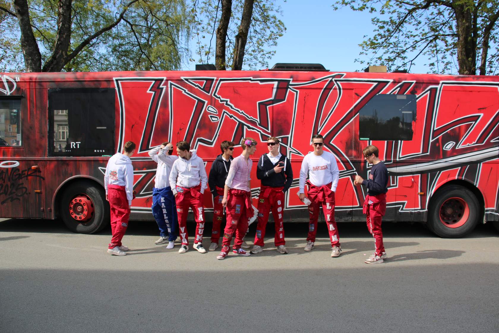 Russ foran en buss