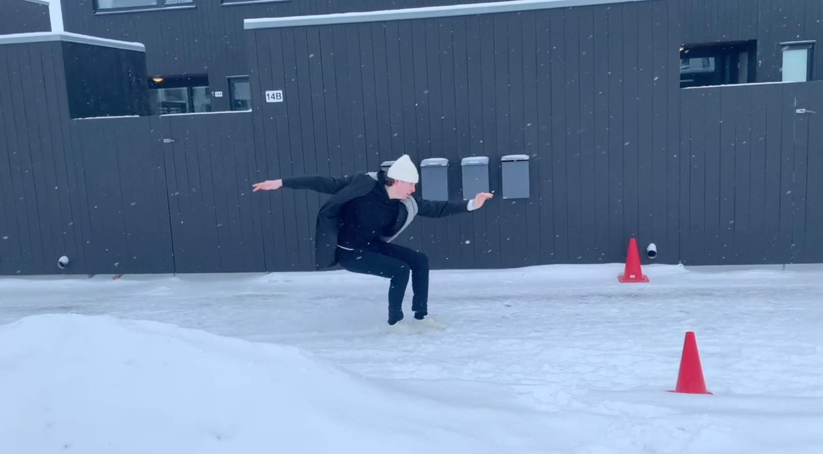 Person som sklir bortover snøen på bena