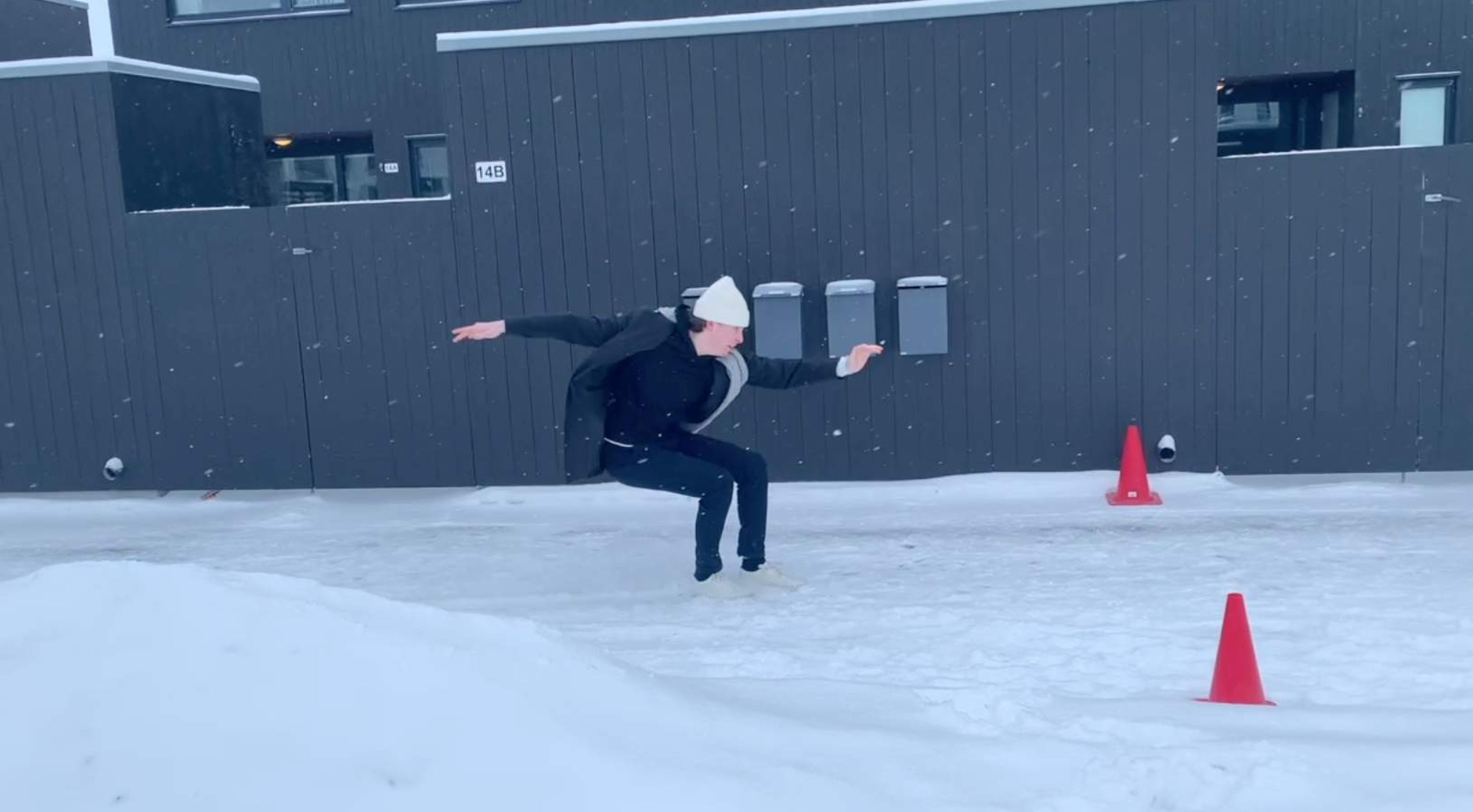 Person som sklir bortover snøen på bena