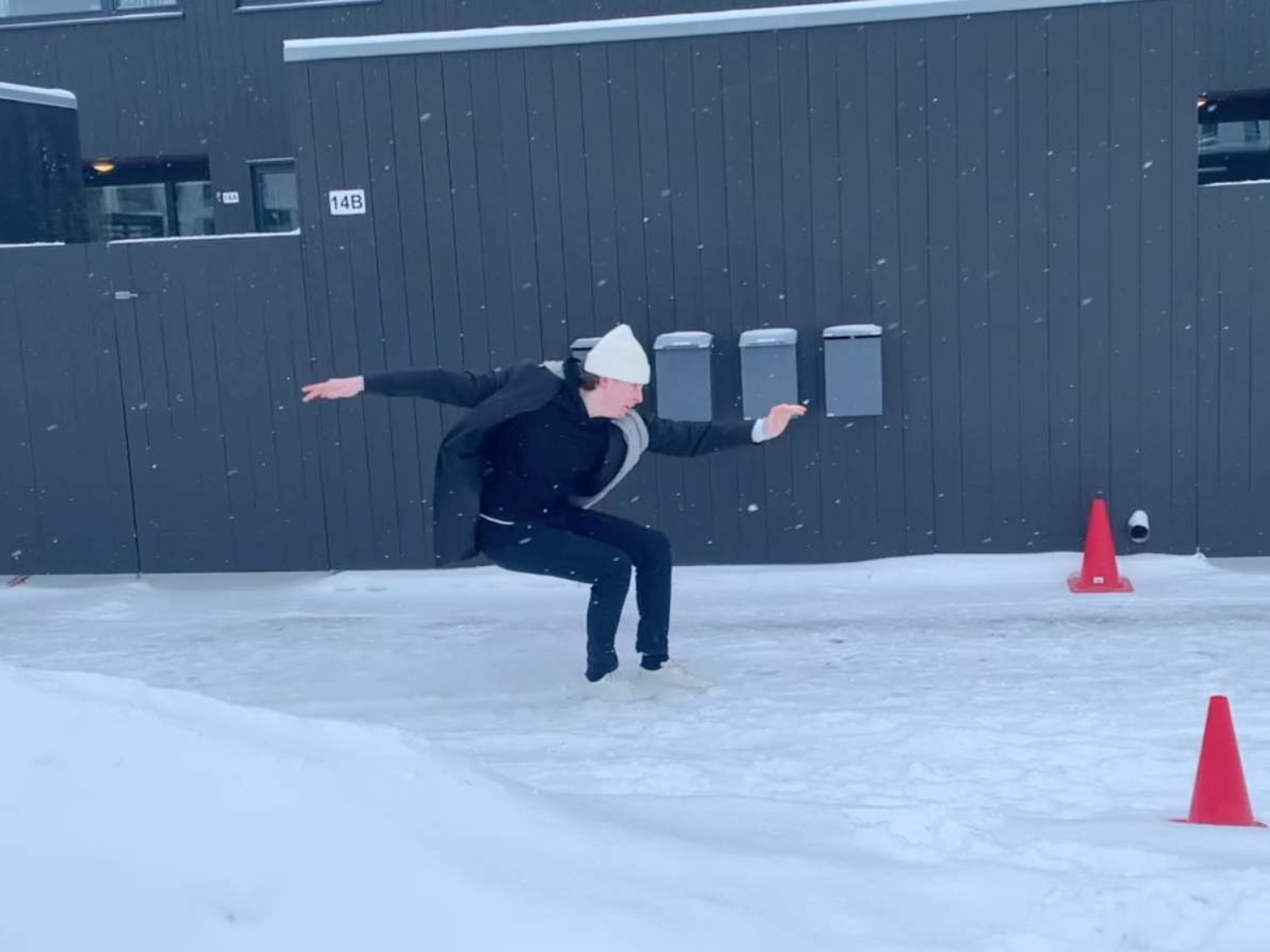 En ung gutt bråbremser etter løping.