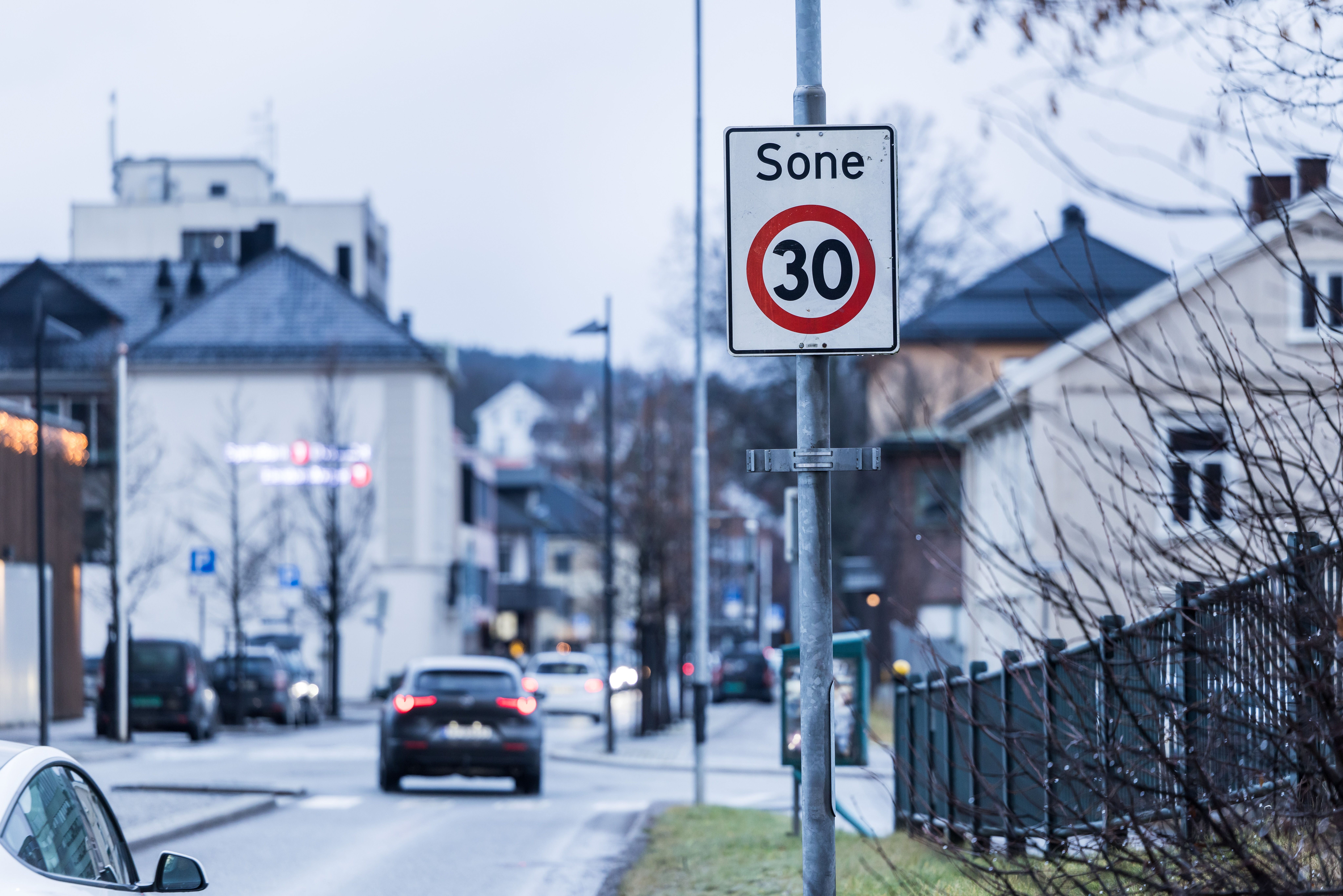 Trafikk og fartsskilt 30 kilometer i timen