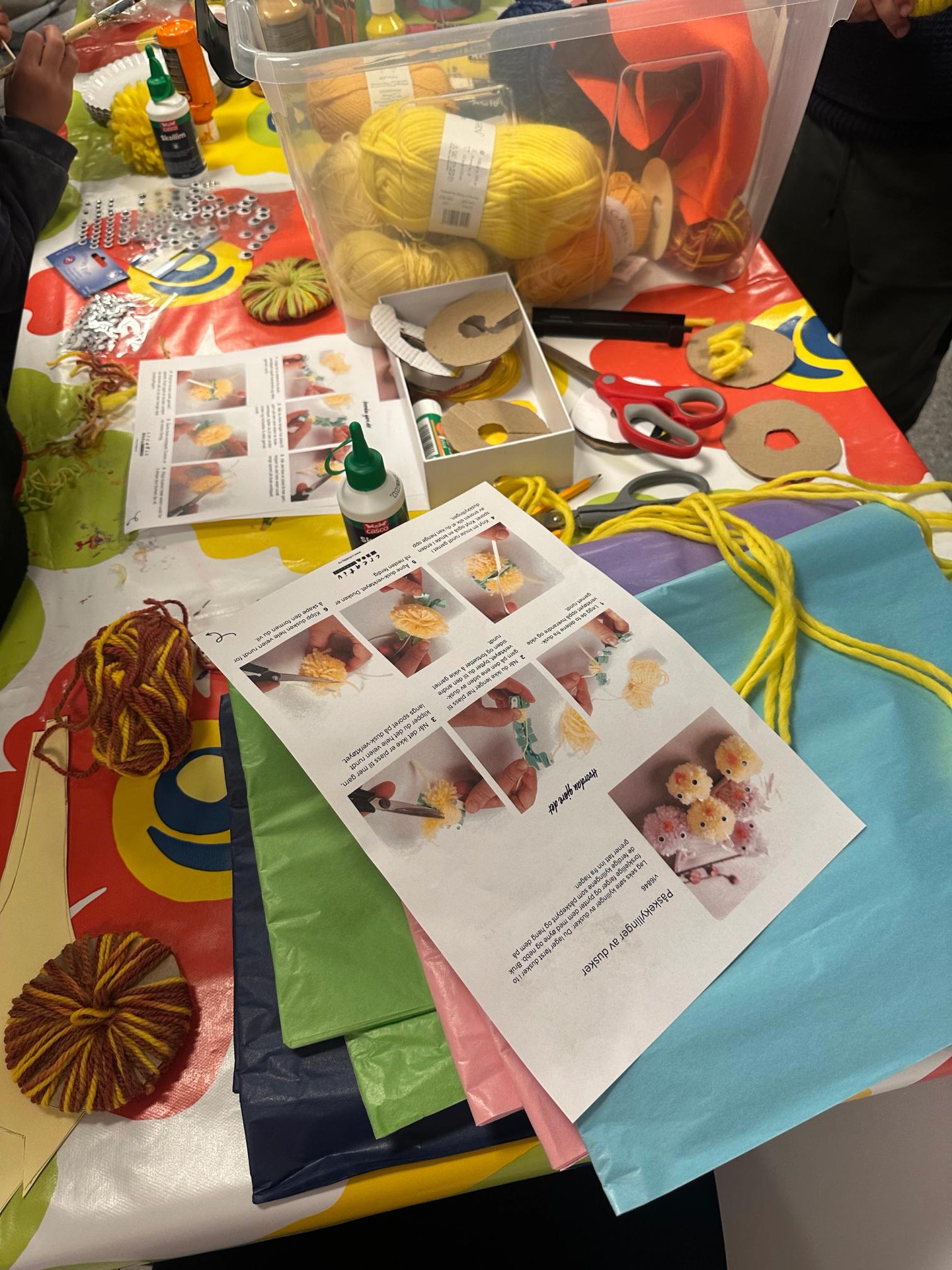 påskeverksted produksjonsbord.jpeg