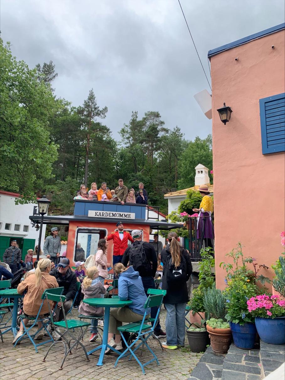 Tante Sofie synger.jpeg