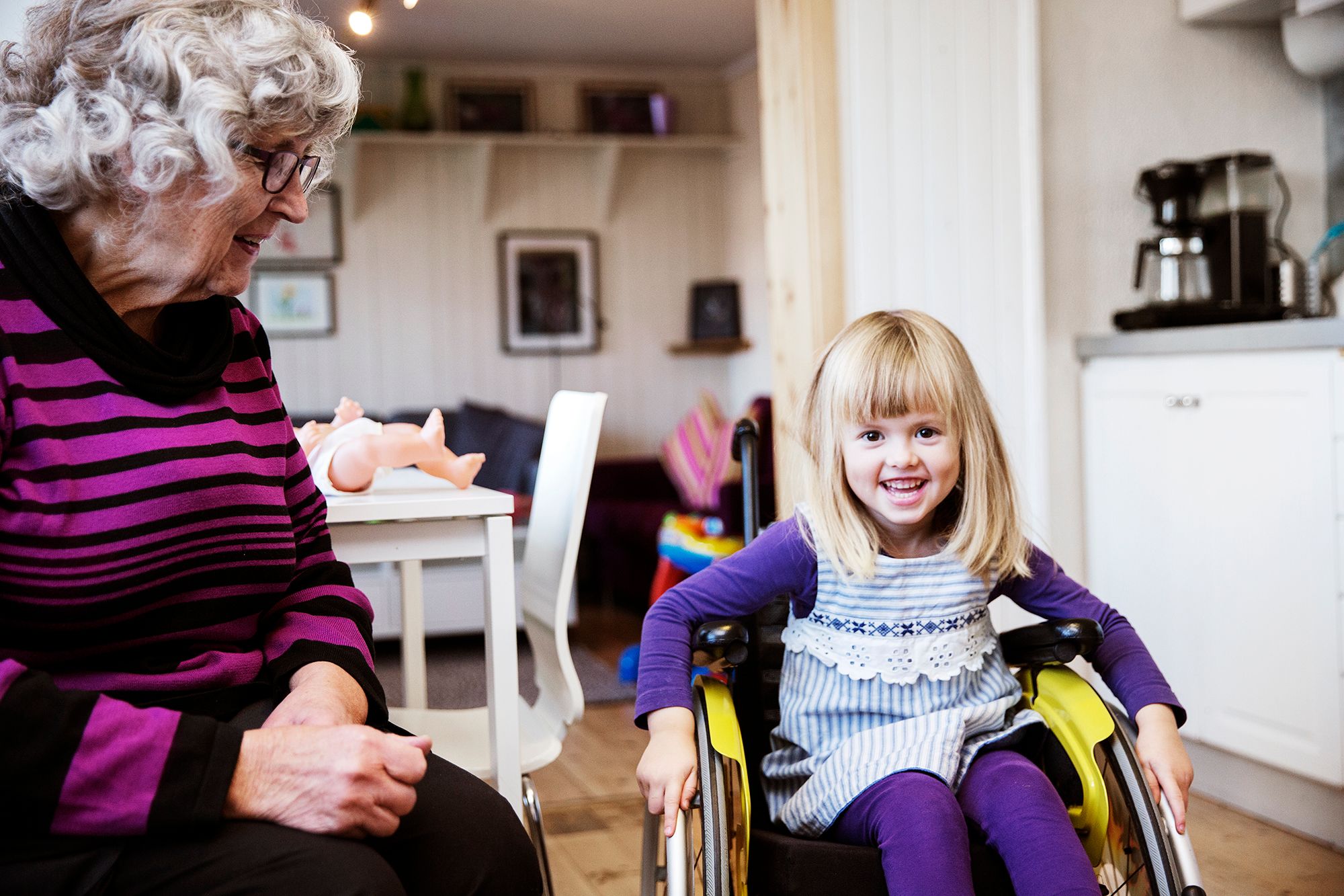 Jente sitter i rullestol med familiekontakt ved siden av seg.​​​​‌﻿‍﻿​‍​‍‌‍﻿﻿‌﻿​‍‌‍‍‌‌‍‌﻿‌‍‍‌‌‍﻿‍​‍​‍​﻿‍‍​‍​‍‌﻿​﻿‌‍​‌‌‍﻿‍‌‍‍‌‌﻿‌​‌﻿‍‌​‍﻿‍‌‍‍‌‌‍﻿﻿​‍​‍​‍﻿​​‍​‍‌‍‍​‌﻿​‍‌‍‌‌‌‍‌‍​‍​‍​﻿‍‍​‍​‍​‍﻿﻿‌﻿​﻿‌﻿‌​‌﻿‌‌‌‍‌​‌‍‍‌‌‍﻿﻿​‍﻿﻿‌‍‍‌‌‍﻿‍‌﻿‌​‌‍‌‌‌‍﻿‍‌﻿‌​​‍﻿﻿‌‍‌‌‌‍‌​‌‍‍‌‌﻿‌​​‍﻿﻿‌‍﻿‌‌‍﻿﻿‌‍‌​‌‍‌‌​﻿﻿‌‌﻿​​‌﻿​‍‌‍‌‌‌﻿​﻿‌‍‌‌‌‍﻿‍‌﻿‌​‌‍​‌‌﻿‌​‌‍‍‌‌‍﻿﻿‌‍﻿‍​﻿‍﻿‌‍‍‌‌‍‌​​﻿﻿‌‌‍‍‌‌‍﻿‌‌‍​‌‌‍‌﻿‌‍‌‌​‍﻿‌​﻿‌​​﻿​‍​﻿​‌​﻿‍​​﻿​‍‌‍‌​​﻿​‌‌‍‌‍‌‍‌‍​﻿‍​​﻿​‌​﻿​‍​﻿‌﻿​﻿​​​﻿‍‌​﻿‍‌​﻿‌﻿‌‍​‌‌‍​‍‌‍‌‌​﻿​​‌‍‌‌‌‍‌‍​﻿‌‌‌‍​﻿​﻿‍‌​﻿​﻿​﻿‍​​﻿​‌​﻿‌‌​﻿‍‌​﻿‌﻿‌‍‌​​﻿‌​​﻿‌﻿‌‍​﻿‌‍‌​‌‍‌​​﻿‍​‌‍‌​​‍﻿‌​﻿​‍​﻿​​​﻿​​​﻿​​‌﻿‍​​﻿​‌​﻿​﻿​﻿​﻿​﻿​﻿​‍﻿‌‌‍‍‍‌﻿​​‌‍‌﻿​﻿‍﻿‌﻿‌​‌﻿‍‌‌﻿​​‌‍‌‌​﻿﻿‌‌﻿​﻿‌‍​‌‌‍﻿‍‌‍‍‌‌﻿‌​‌﻿‍‌​‍﻿‍‌‍‍‌‌‍﻿‌‌‍​‌‌‍‌﻿‌‍‌‌‌​​‌‌﻿​﻿‌﻿​﻿‌‍‌‌‌﻿‌​​﻿‍﻿‌﻿​​‌‍​‌‌﻿‌​‌‍‍​​﻿﻿‌‌‍​‌‌‍﻿​‌﻿‌​‌‌‌​‌‍‌‌‌﻿‍​‌﻿‌​​﻿﻿﻿‌‍​‍‌‍​‌‌﻿​﻿‌‍‌‌‌‌‌‌‌﻿​‍‌‍﻿​​﻿﻿‌​‍‌‌​﻿​‍‌​‌‍‌﻿​﻿‌﻿‌​‌﻿‌‌‌‍‌​‌‍‍‌‌‍﻿﻿​‍‌‍‌‍‍‌‌‍‌​​﻿﻿‌‌‍‍‌‌‍﻿‌‌‍​‌‌‍‌﻿‌‍‌‌​‍﻿‌​﻿‌​​﻿​‍​﻿​‌​﻿‍​​﻿​‍‌‍‌​​﻿​‌‌‍‌‍‌‍‌‍​﻿‍​​﻿​‌​﻿​‍​﻿‌﻿​﻿​​​﻿‍‌​﻿‍‌​﻿‌﻿‌‍​‌‌‍​‍‌‍‌‌​﻿​​‌‍‌‌‌‍‌‍​﻿‌‌‌‍​﻿​﻿‍‌​﻿​﻿​﻿‍​​﻿​‌​﻿‌‌​﻿‍‌​﻿‌﻿‌‍‌​​﻿‌​​﻿‌﻿‌‍​﻿‌‍‌​‌‍‌​​﻿‍​‌‍‌​​‍﻿‌​﻿​‍​﻿​​​﻿​​​﻿​​‌﻿‍​​﻿​‌​﻿​﻿​﻿​﻿​﻿​﻿​‍﻿‌‌‍‍‍‌﻿​​‌‍‌﻿​‍‌‍‌﻿‌​‌﻿‍‌‌﻿​​‌‍‌‌​﻿﻿‌‌﻿​﻿‌‍​‌‌‍﻿‍‌‍‍‌‌﻿‌​‌﻿‍‌​‍﻿‍‌‍‍‌‌‍﻿‌‌‍​‌‌‍‌﻿‌‍‌‌‌​​‌‌﻿​﻿‌﻿​﻿‌‍‌‌‌﻿‌​​‍‌‍‌﻿​​‌‍​‌‌﻿‌​‌‍‍​​﻿﻿‌‌‍​‌‌‍﻿​‌﻿‌​‌‌‌​‌‍‌‌‌﻿‍​‌﻿‌​​‍‌‍‌﻿​​‌‍‌‌‌﻿​‍‌﻿​﻿‌﻿​​‌‍‌‌‌‍​﻿‌﻿‌​‌‍‍‌‌﻿‌‍‌‍‌‌​﻿﻿‌‌﻿​​‌﻿‌‌‌‍​‍‌‍﻿​‌‍‍‌‌﻿​﻿‌‍‍​‌‍‌‌‌‍‌​​‍​‍‌﻿﻿‌