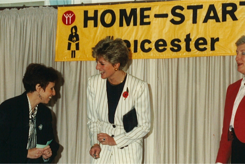 Tre kvinner på scenen under oppstarten av Home-Start i Leicester i 1973.