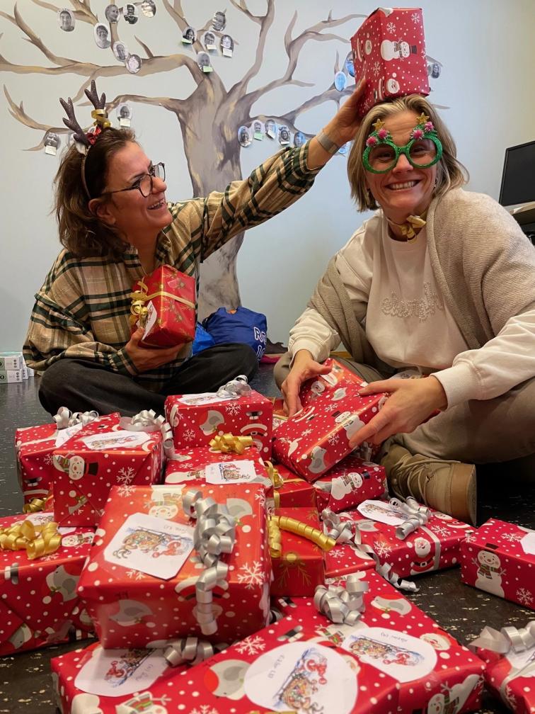 LInda og Leila julegaver.jpg