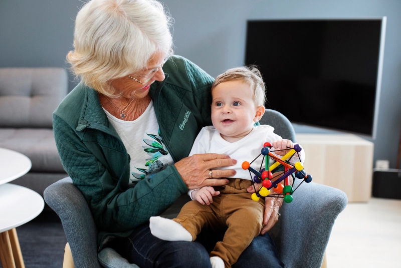 Baby sitter på fanget til familiekontakt.