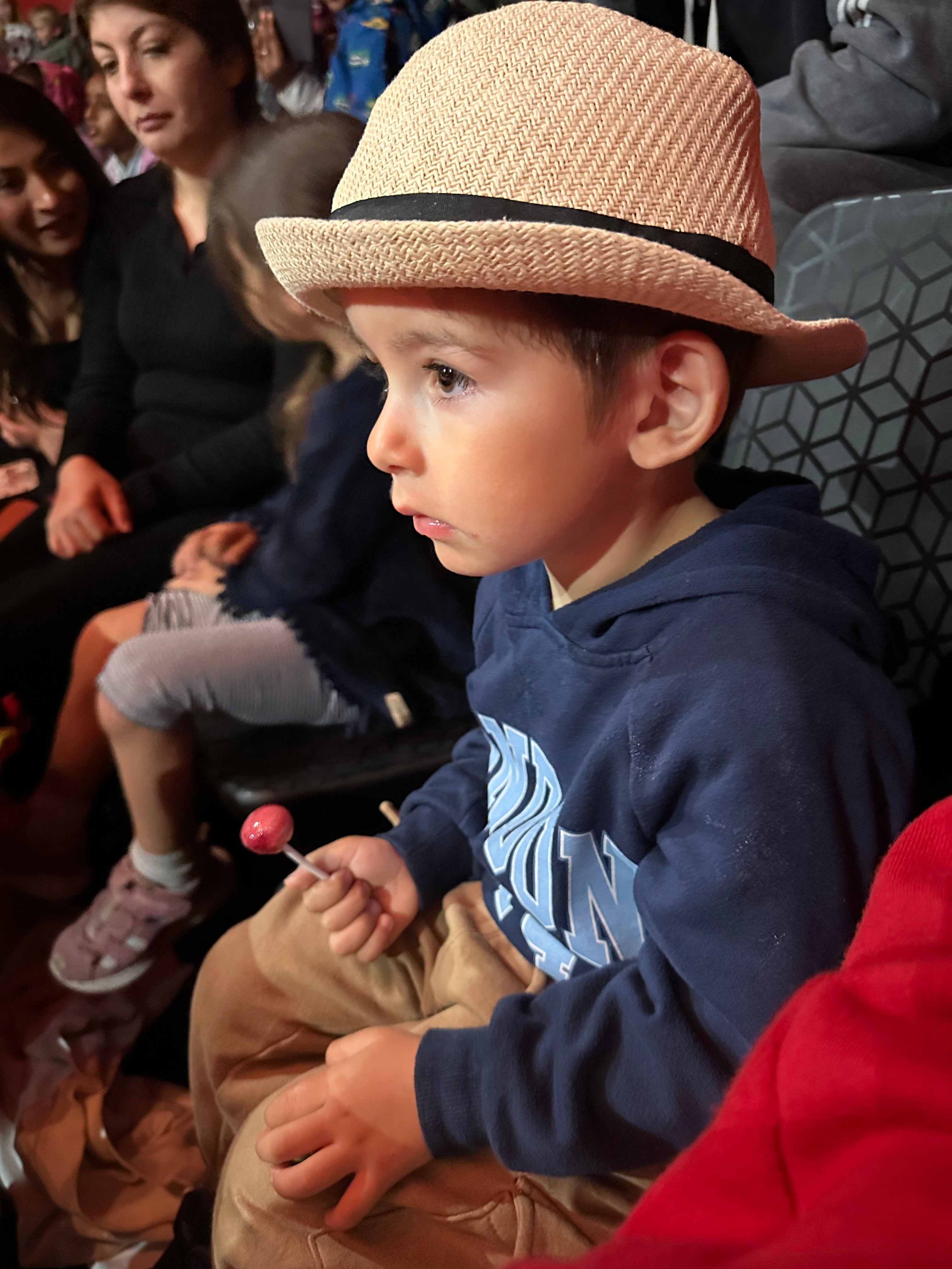 gutt på sirkus.jpeg